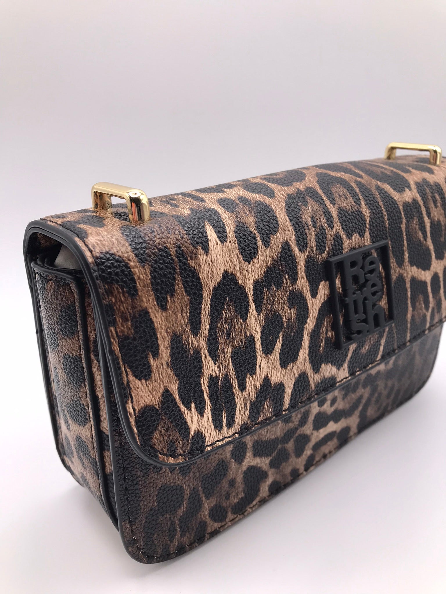 CLUCH REFRESH CASTANHO ESCURO PRETO ANIMAL PRINT TIGRESA ECO PELE LOGO FRONTAL ALÇA AJUSTÁVEL MALA