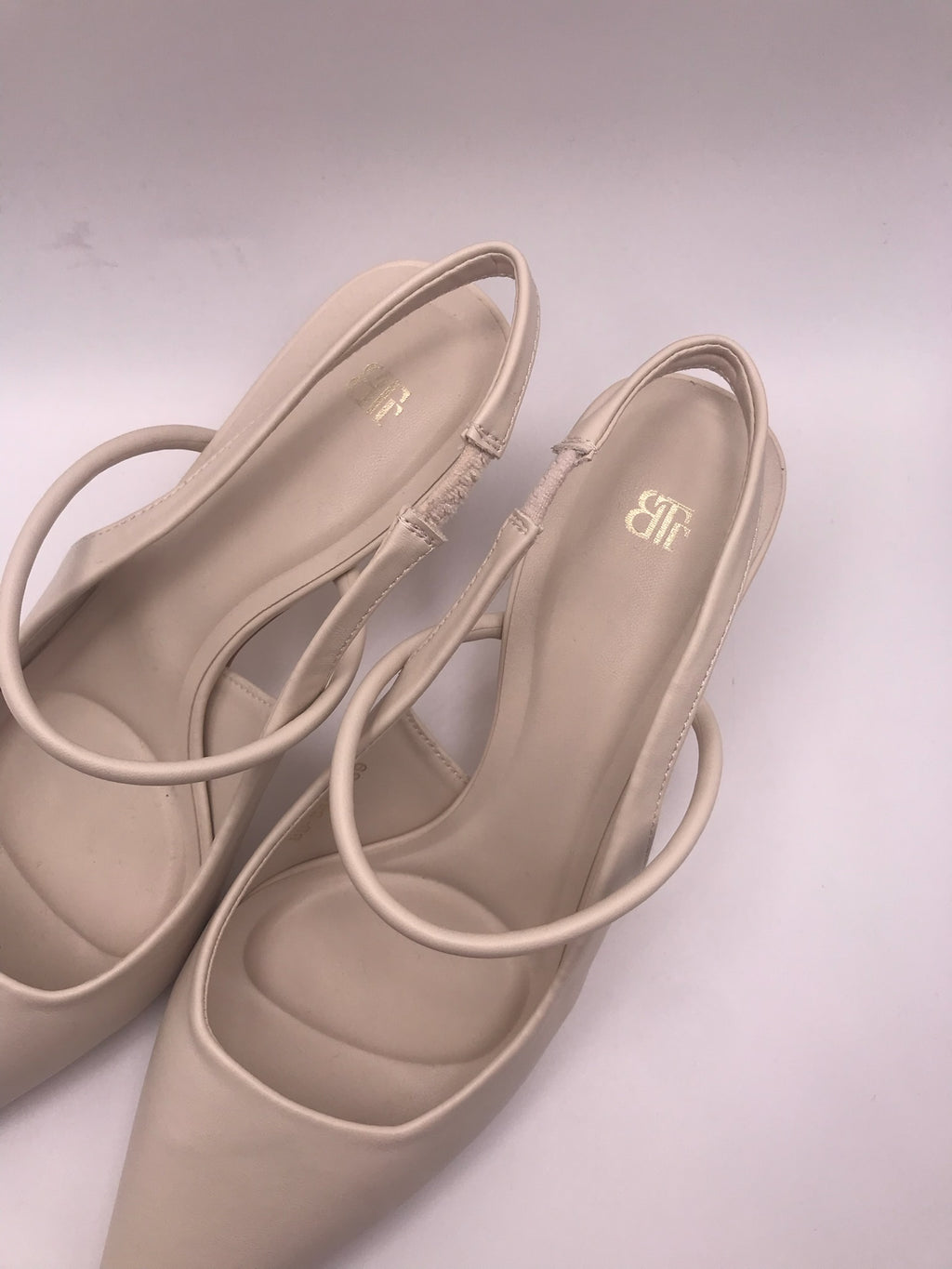 Sapato de salto médio agulha tipo slingback bege nude Buonarotti, sandália elegante bico fino para festas e cerimónias, calçado feminino social clássico confortável.