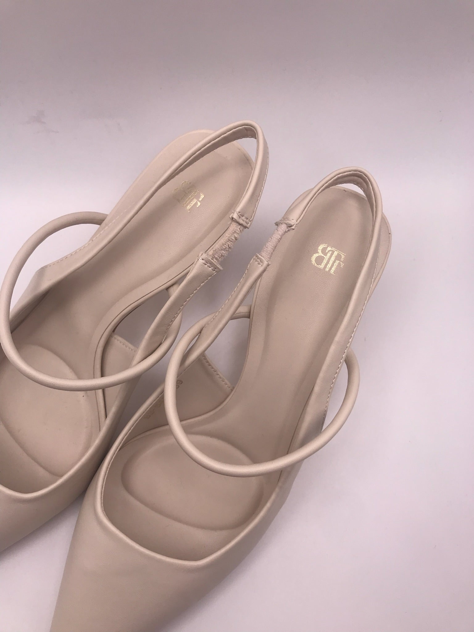 Sapato de salto médio agulha tipo slingback bege nude Buonarotti, sandália elegante bico fino para festas e cerimónias, calçado feminino social clássico confortável.