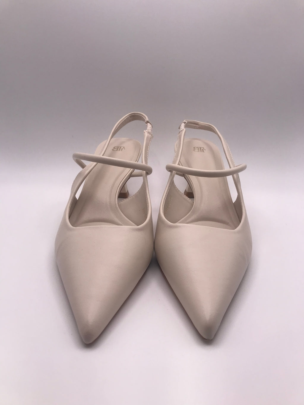 Sapato de salto médio agulha tipo slingback bege nude Buonarotti, sandália elegante bico fino para festas e cerimónias, calçado feminino social clássico confortável.