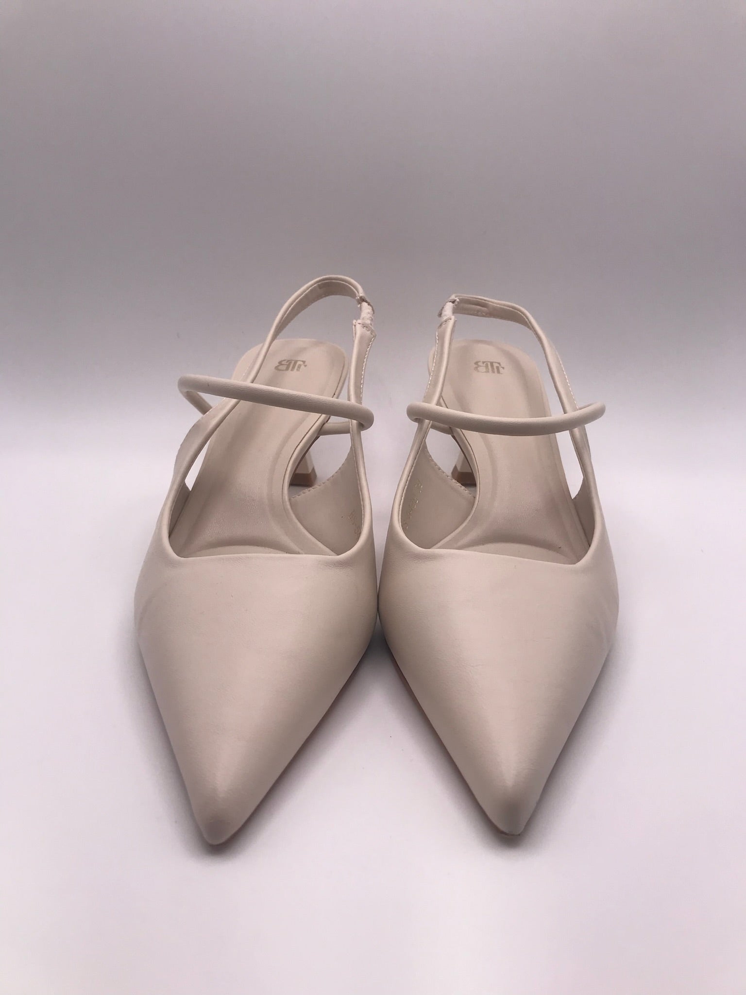 Sapato de salto médio agulha tipo slingback bege nude Buonarotti, sandália elegante bico fino para festas e cerimónias, calçado feminino social clássico confortável.