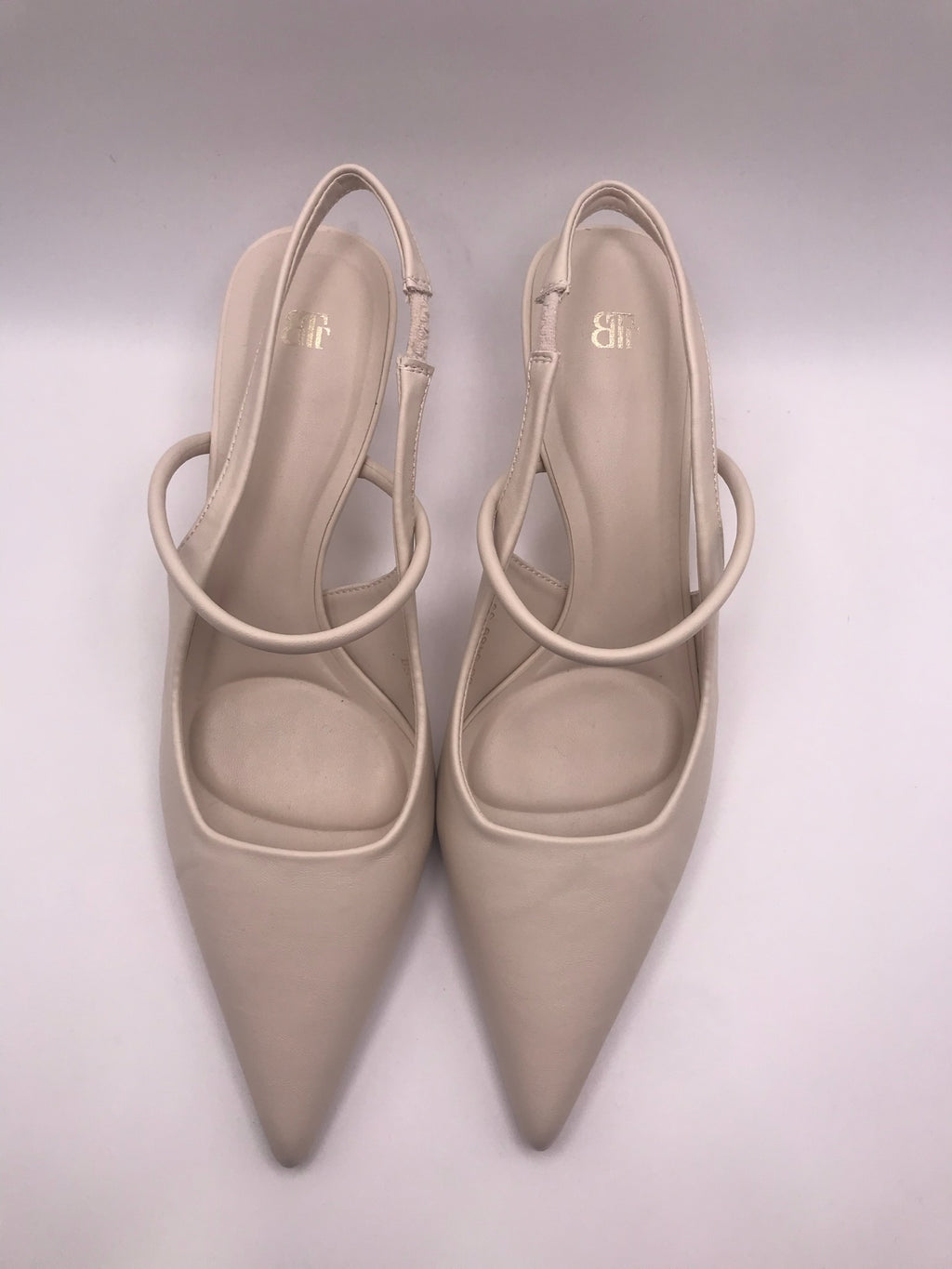 Sapato de salto médio agulha tipo slingback bege nude Buonarotti, sandália elegante bico fino para festas e cerimónias, calçado feminino social clássico confortável.
