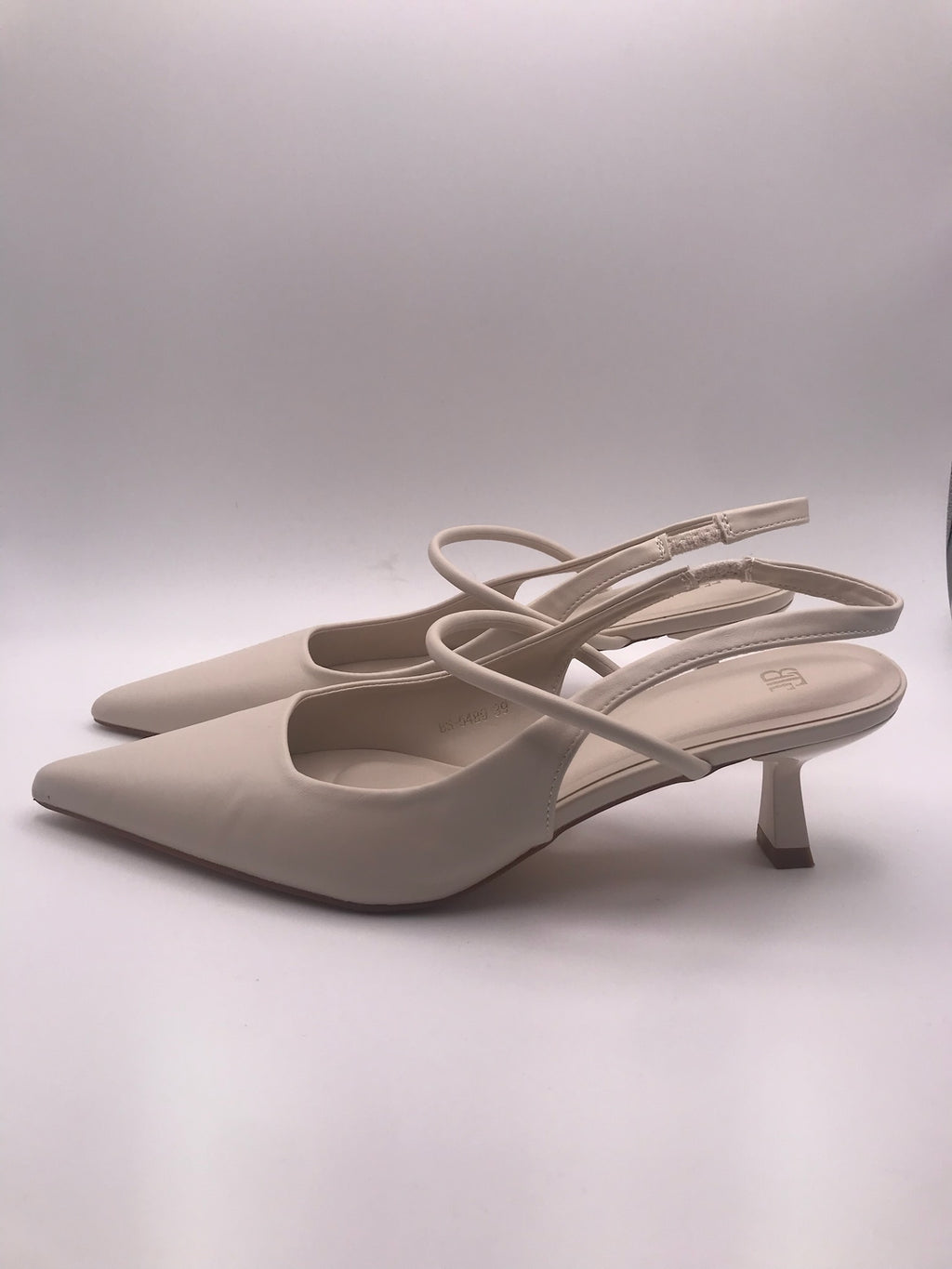 Sapato de salto médio agulha tipo slingback bege nude Buonarotti, sandália elegante bico fino para festas e cerimónias, calçado feminino social clássico confortável.