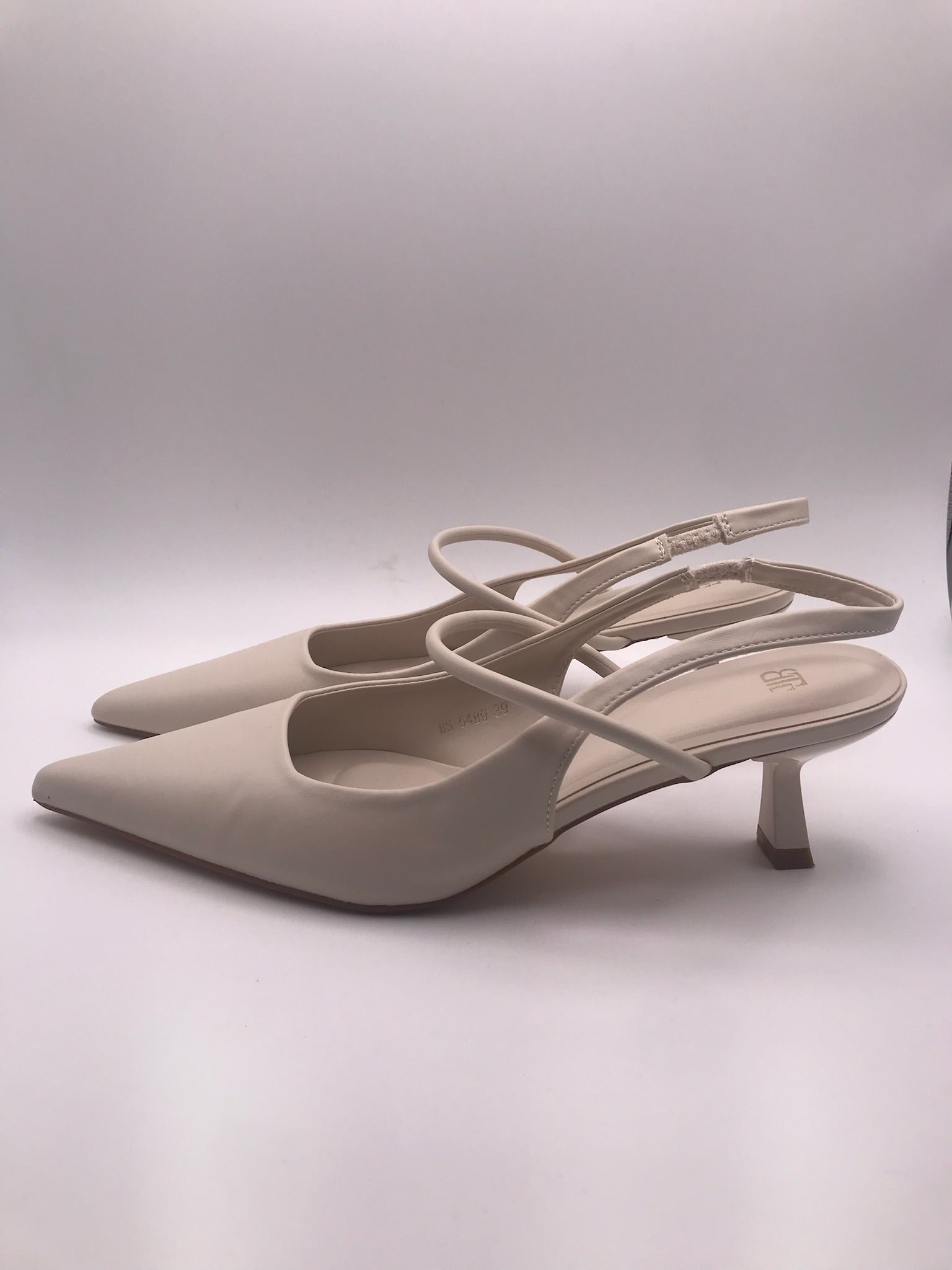 Sapato de salto médio agulha tipo slingback bege nude Buonarotti, sandália elegante bico fino para festas e cerimónias, calçado feminino social clássico confortável.