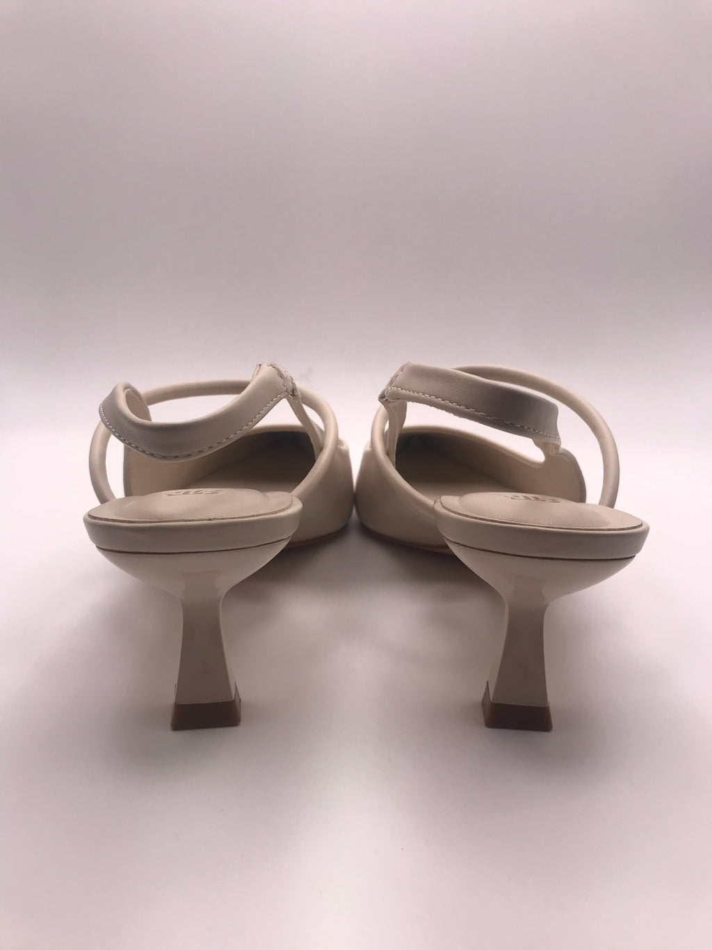 Sapato de salto médio agulha tipo slingback bege nude Buonarotti, sandália elegante bico fino para festas e cerimónias, calçado feminino social clássico confortável.