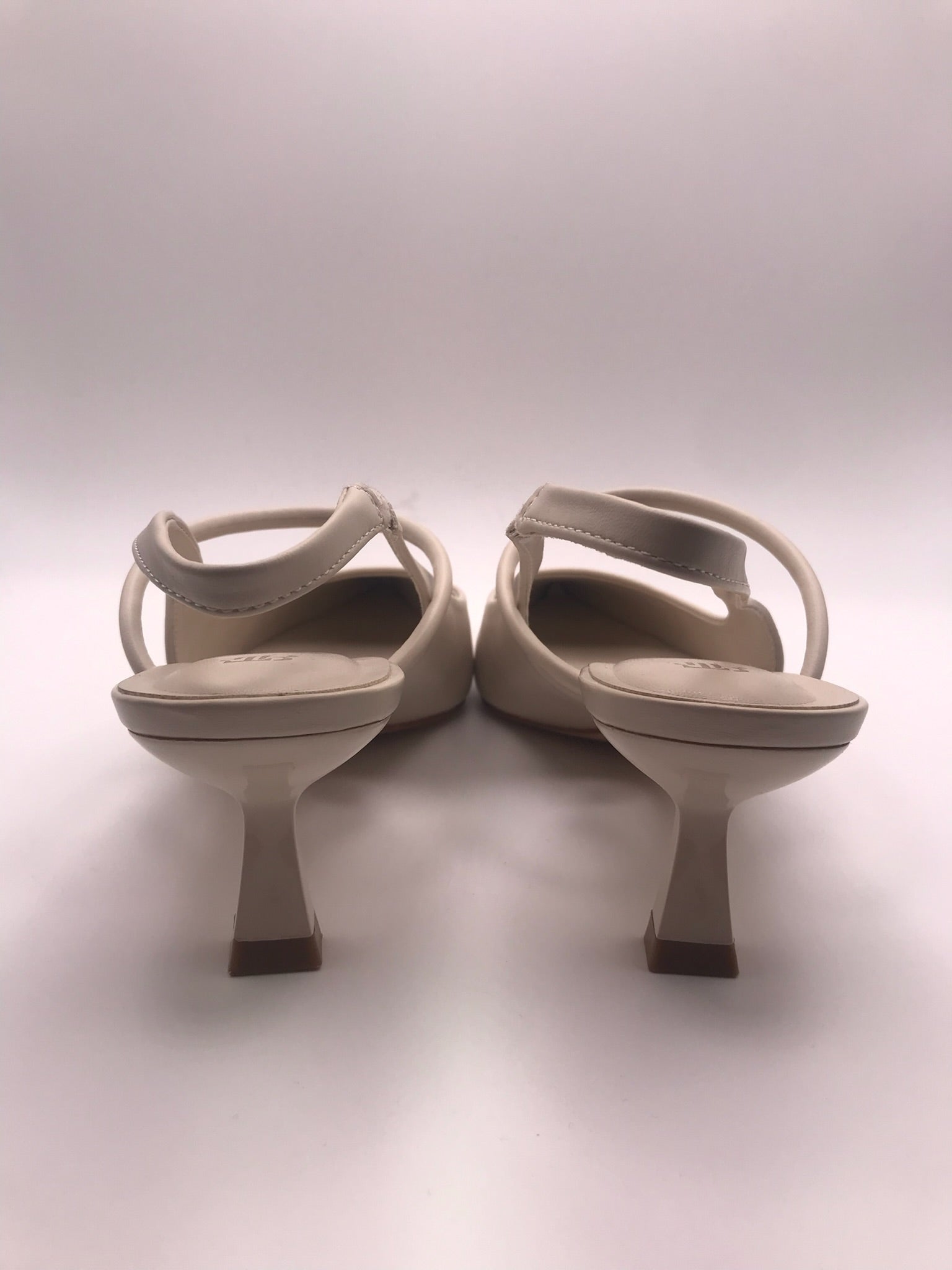 Sapato de salto médio agulha tipo slingback bege nude Buonarotti, sandália elegante bico fino para festas e cerimónias, calçado feminino social clássico confortável.