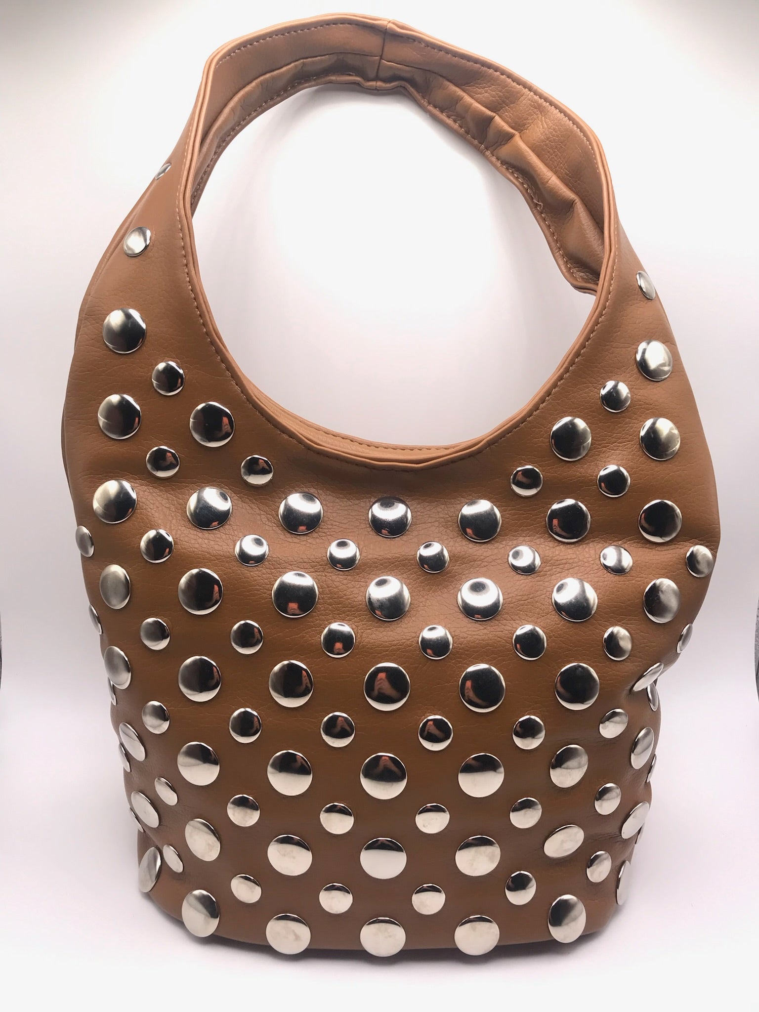 Mala de Ombro Feminina Xti Marrom em Pele Sintética com Tachas Prateadas, Bolsa Hobo Elegante com Bolso Exterior e Fecho de Correr, Acessório Casual de Moda Original para Mulher
