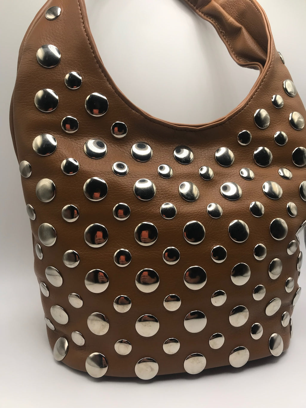 Mala de Ombro Feminina Xti Marrom em Pele Sintética com Tachas Prateadas, Bolsa Hobo Elegante com Bolso Exterior e Fecho de Correr, Acessório Casual de Moda Original para Mulher