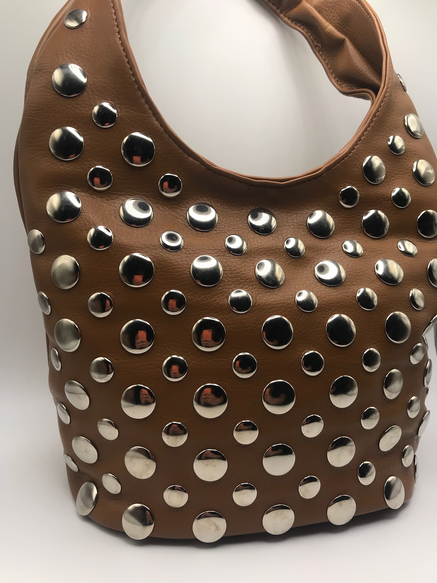 Mala de Ombro Feminina Xti Marrom em Pele Sintética com Tachas Prateadas, Bolsa Hobo Elegante com Bolso Exterior e Fecho de Correr, Acessório Casual de Moda Original para Mulher