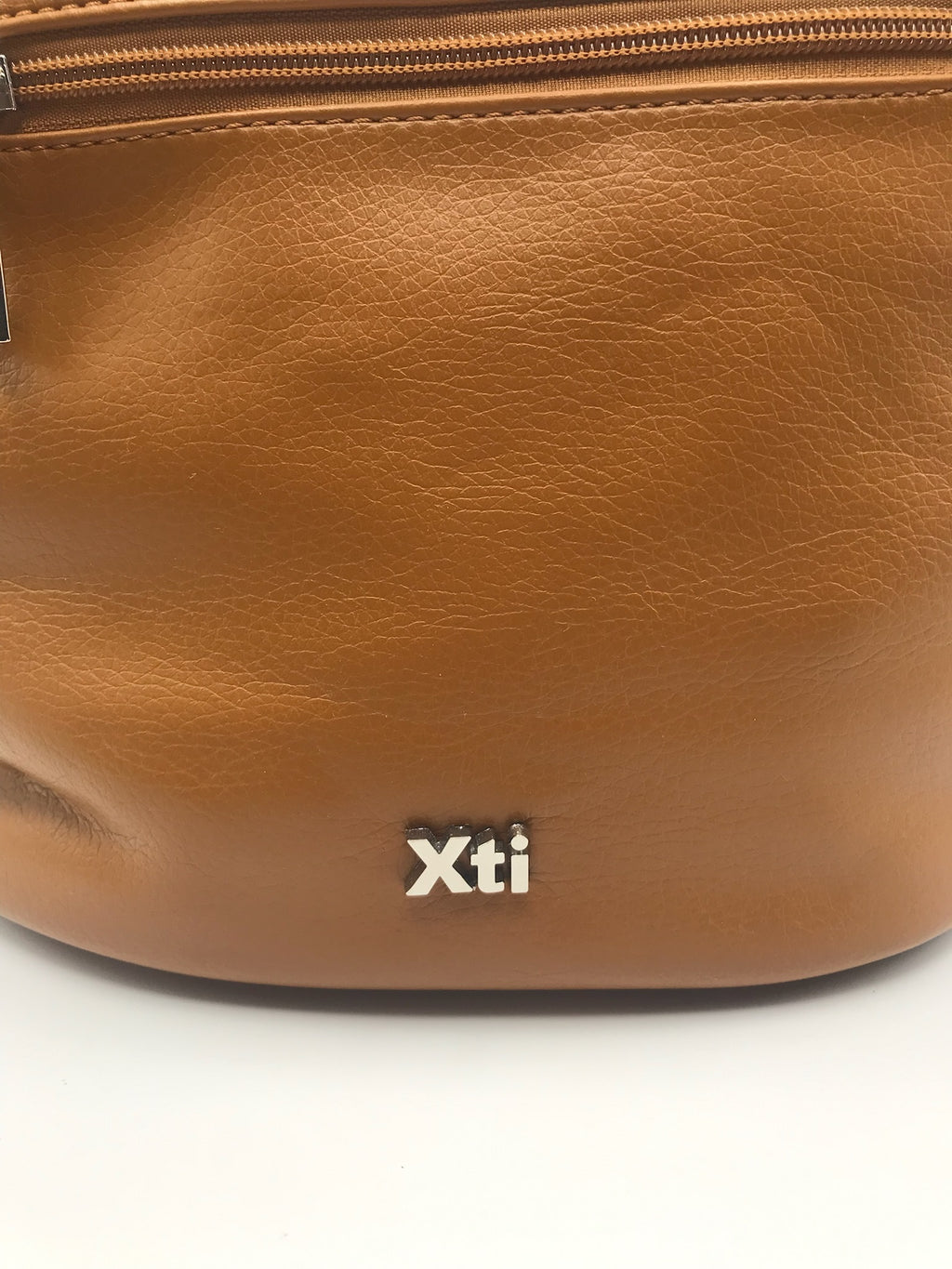 Mala de Ombro Feminina Xti Marrom em Pele Sintética com Tachas Prateadas, Bolsa Hobo Elegante com Bolso Exterior e Fecho de Correr, Acessório Casual de Moda Original para Mulher