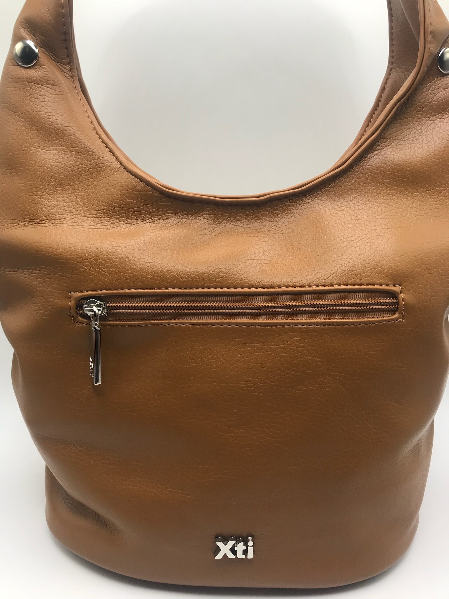 Mala de Ombro Feminina Xti Marrom em Pele Sintética com Tachas Prateadas, Bolsa Hobo Elegante com Bolso Exterior e Fecho de Correr, Acessório Casual de Moda Original para Mulher