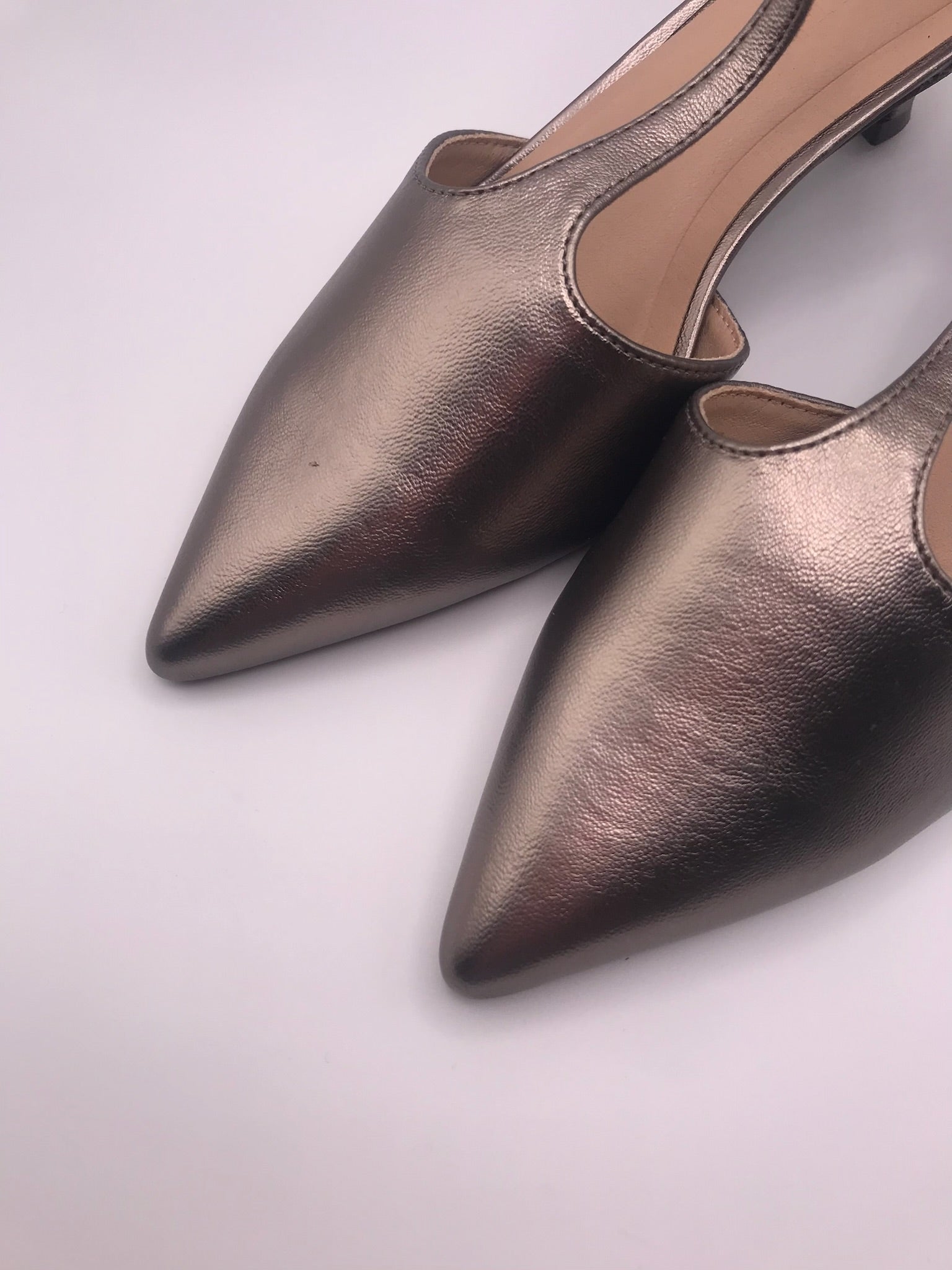 Sapatos de Salto Baixo Buonarotti Femininos em Tom Bronze Metalizado Grey, Sandálias de Biqueira Fina com Tira no Tornozelo, Calçado Elegante de Festa e Cerimónia.