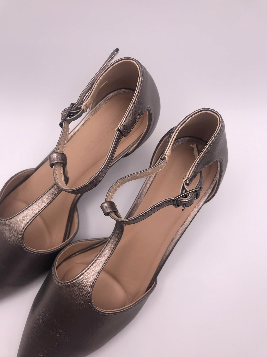 Sapatos de Salto Baixo Buonarotti Femininos em Tom Bronze Metalizado Grey, Sandálias de Biqueira Fina com Tira no Tornozelo, Calçado Elegante de Festa e Cerimónia.
