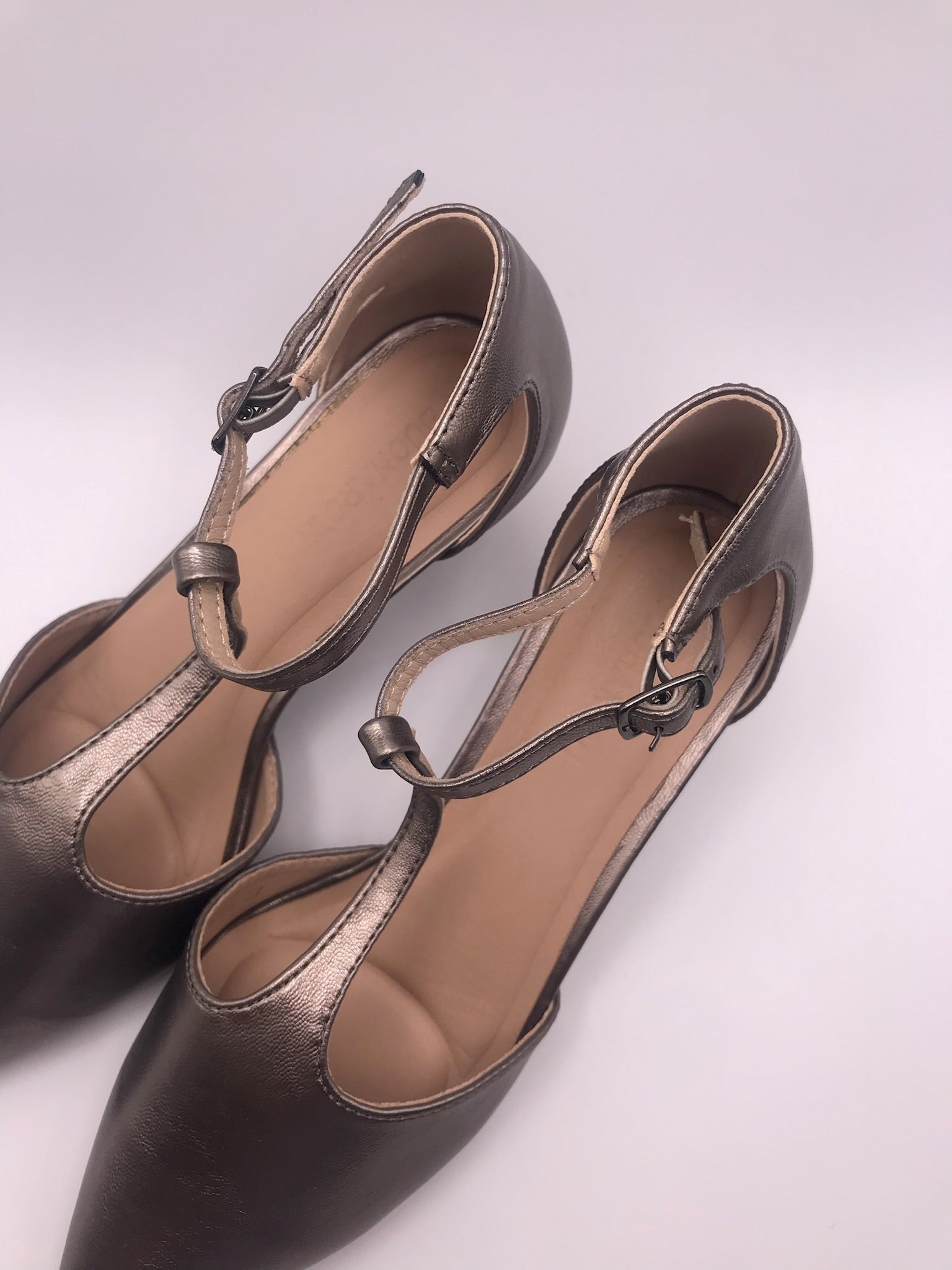 Sapatos de Salto Baixo Buonarotti Femininos em Tom Bronze Metalizado Grey, Sandálias de Biqueira Fina com Tira no Tornozelo, Calçado Elegante de Festa e Cerimónia.