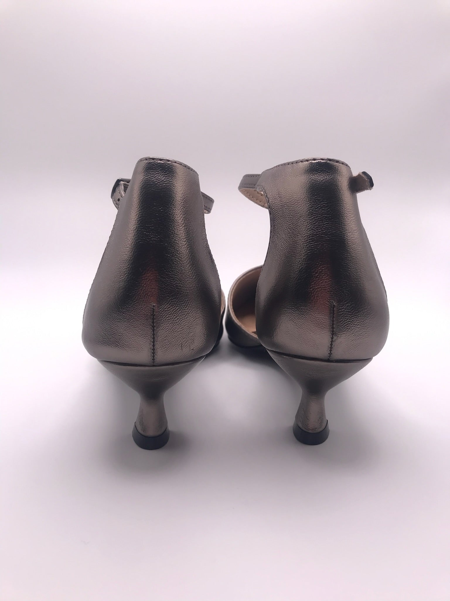 Sapatos de Salto Baixo Buonarotti Femininos em Tom Bronze Metalizado Grey, Sandálias de Biqueira Fina com Tira no Tornozelo, Calçado Elegante de Festa e Cerimónia.