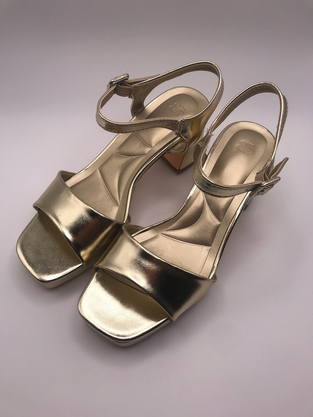 Sandálias de Salto Médio em Dourado Metalizado Buonarotti; Calçado Feminino com Plataforma e Tira no Tornozelo; Sapatos de Festa Elegantes e Confortáveis; Sandália Social para Cerimónias e Eventos em Portugal