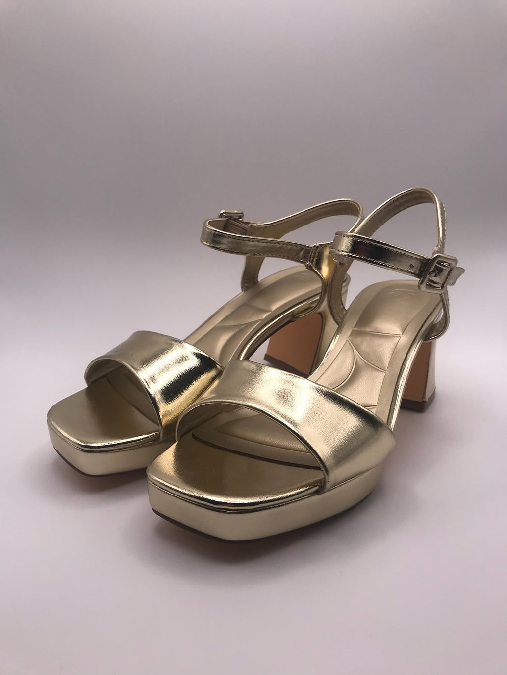 Sandálias de Salto Médio em Dourado Metalizado Buonarotti; Calçado Feminino com Plataforma e Tira no Tornozelo; Sapatos de Festa Elegantes e Confortáveis; Sandália Social para Cerimónias e Eventos em Portugal