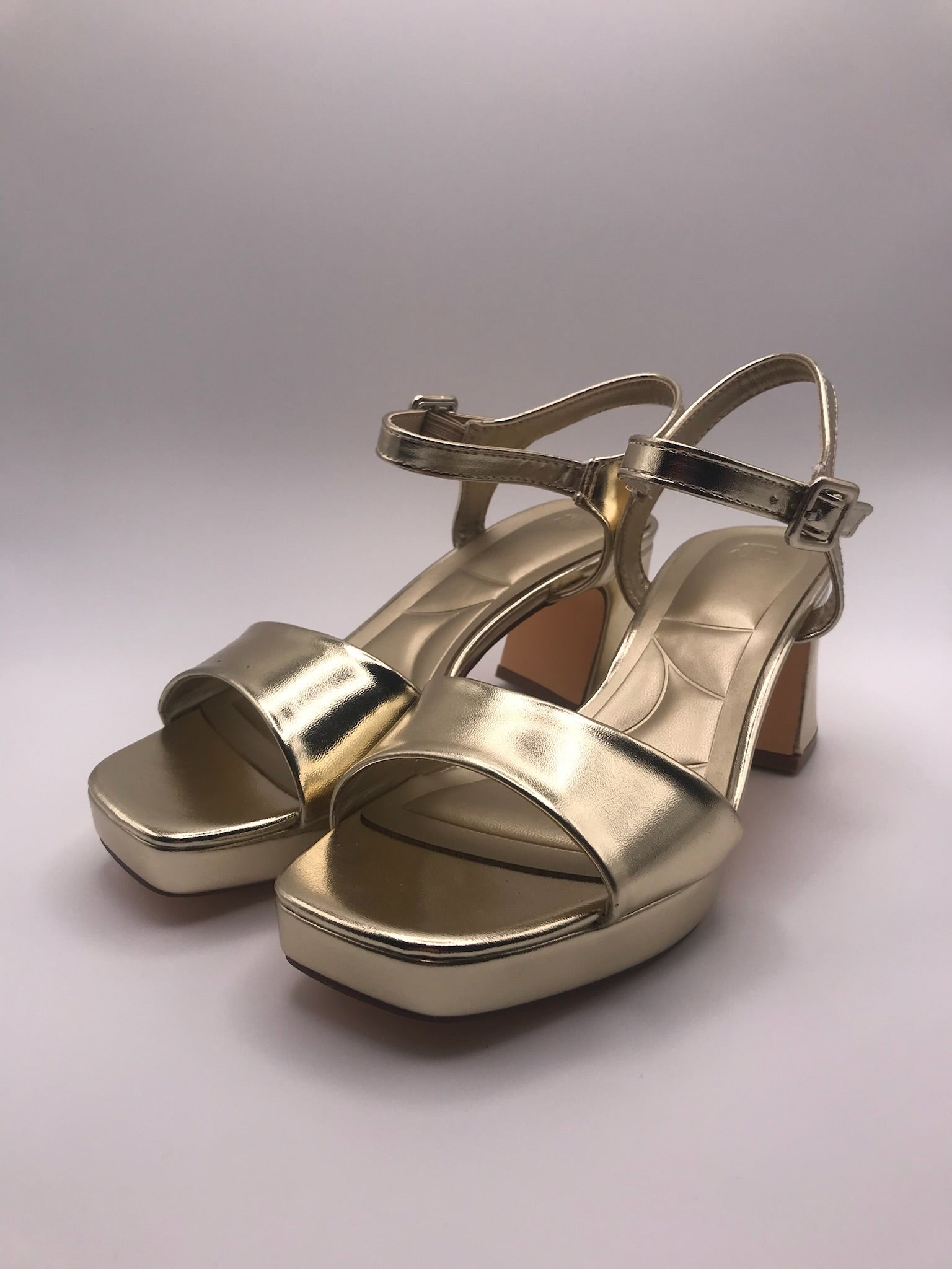 Sandálias de Salto Médio em Dourado Metalizado Buonarotti; Calçado Feminino com Plataforma e Tira no Tornozelo; Sapatos de Festa Elegantes e Confortáveis; Sandália Social para Cerimónias e Eventos em Portugal