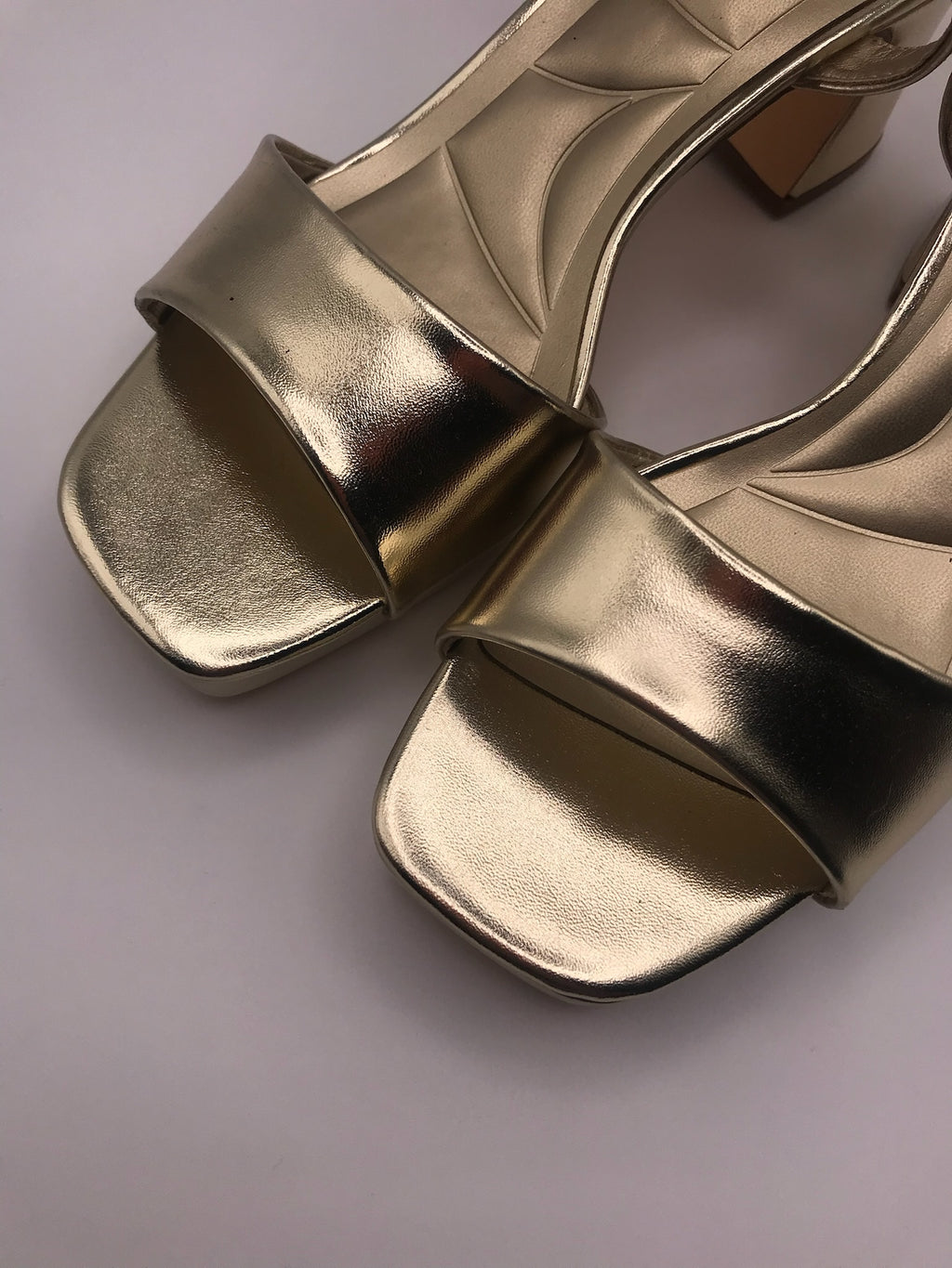 Sandálias de Salto Médio em Dourado Metalizado Buonarotti; Calçado Feminino com Plataforma e Tira no Tornozelo; Sapatos de Festa Elegantes e Confortáveis; Sandália Social para Cerimónias e Eventos em Portugal
