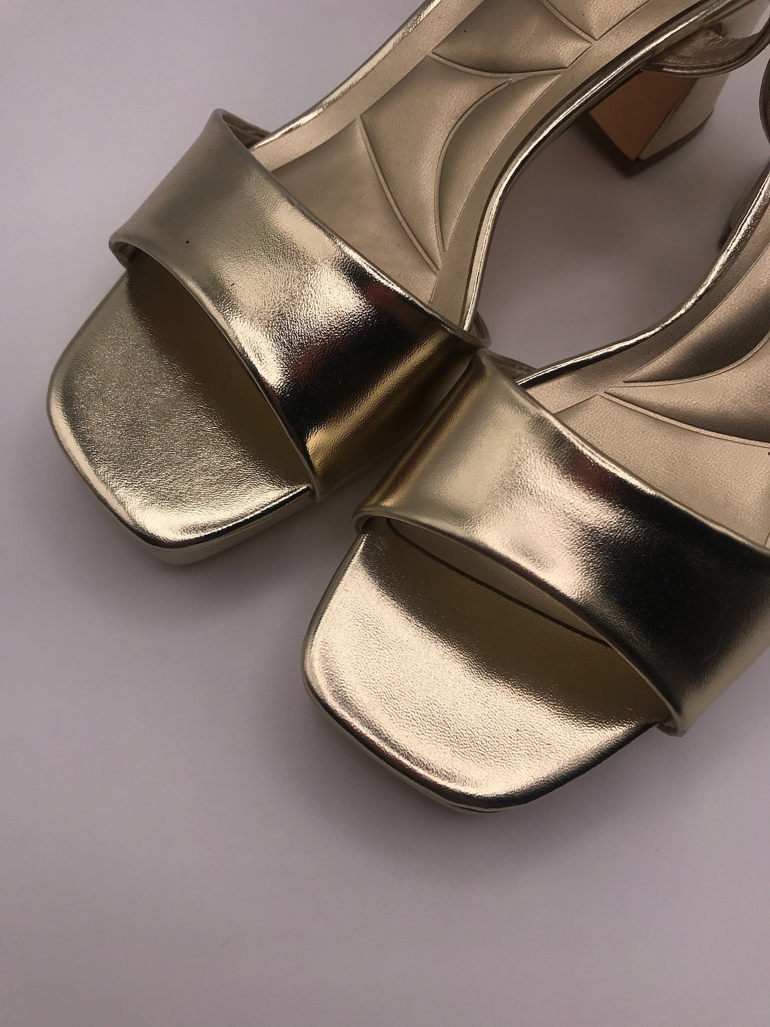 Sandálias de Salto Médio em Dourado Metalizado Buonarotti; Calçado Feminino com Plataforma e Tira no Tornozelo; Sapatos de Festa Elegantes e Confortáveis; Sandália Social para Cerimónias e Eventos em Portugal