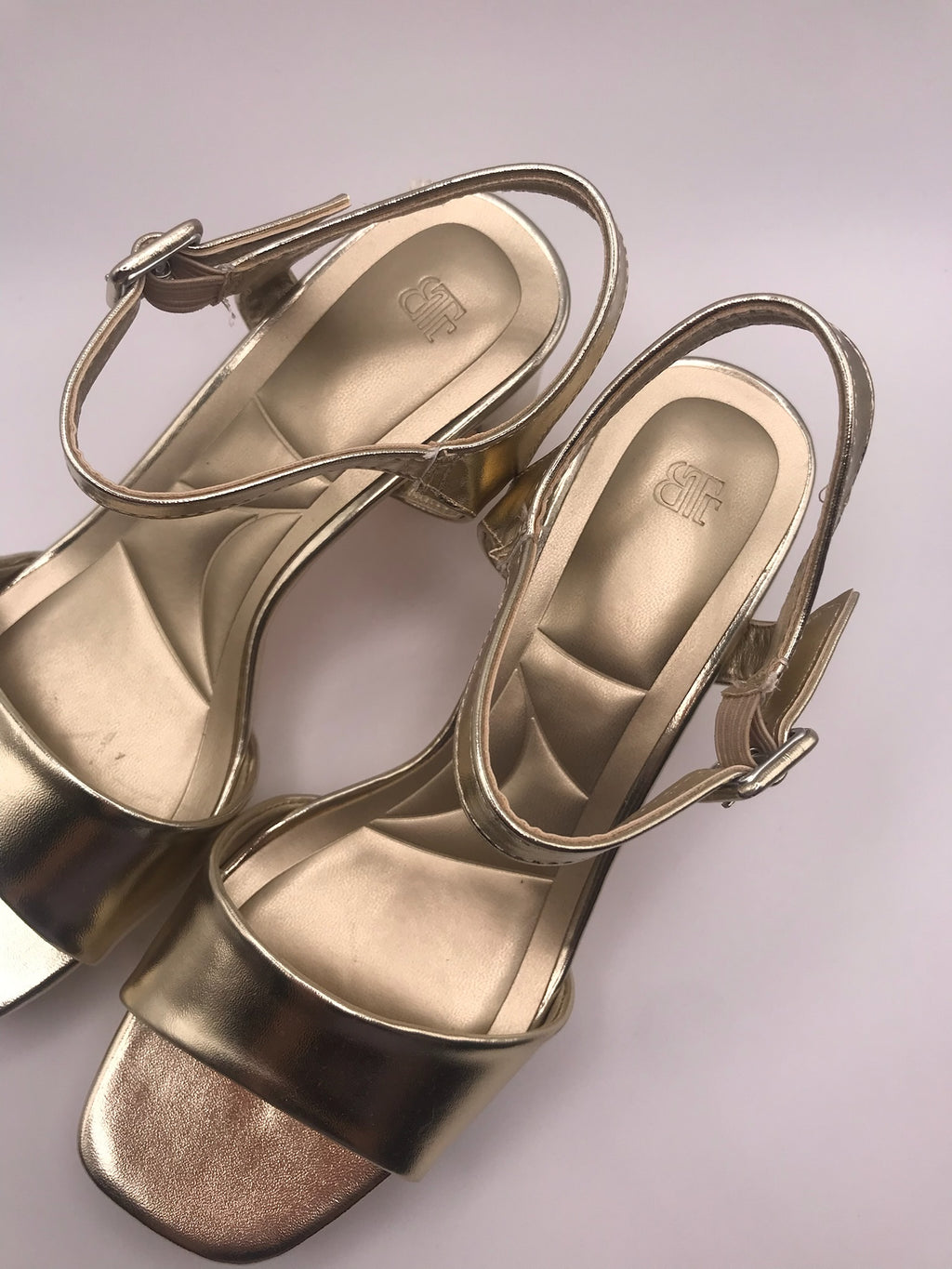 Sandálias de Salto Médio em Dourado Metalizado Buonarotti; Calçado Feminino com Plataforma e Tira no Tornozelo; Sapatos de Festa Elegantes e Confortáveis; Sandália Social para Cerimónias e Eventos em Portugal