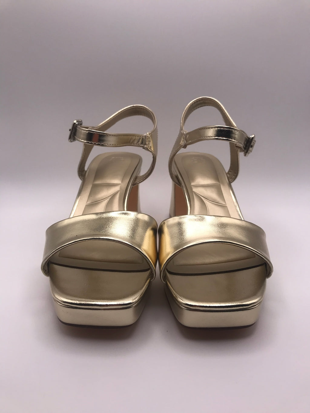 Sandálias de Salto Médio em Dourado Metalizado Buonarotti; Calçado Feminino com Plataforma e Tira no Tornozelo; Sapatos de Festa Elegantes e Confortáveis; Sandália Social para Cerimónias e Eventos em Portugal