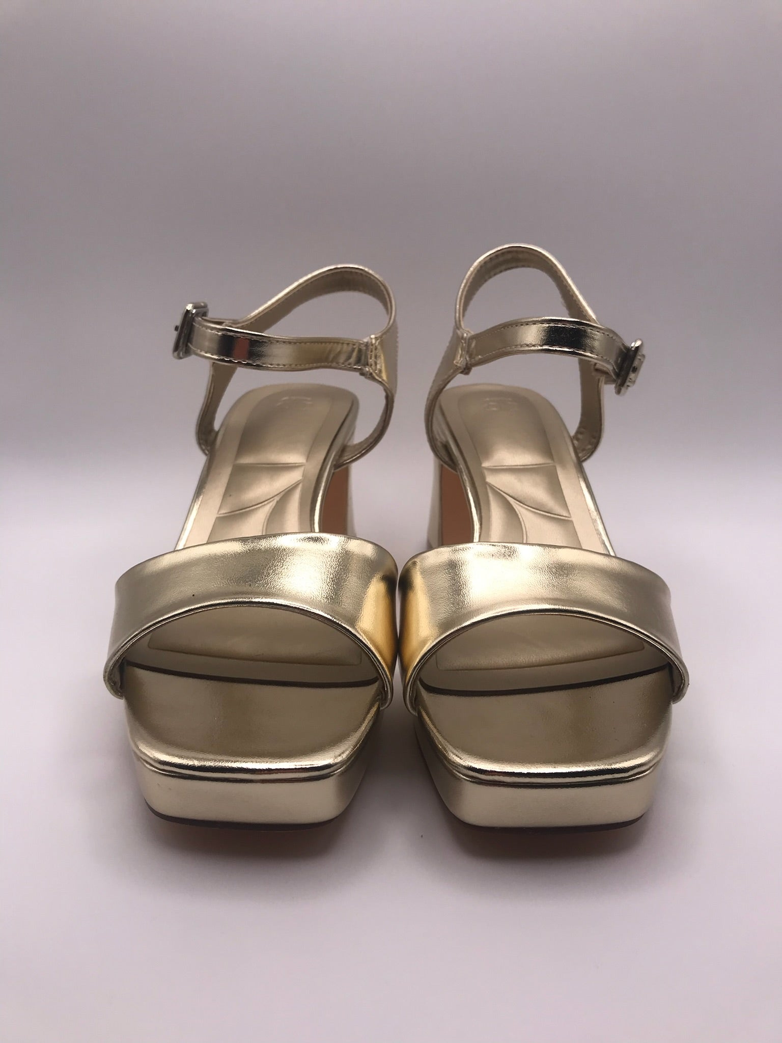 Sandálias de Salto Médio em Dourado Metalizado Buonarotti; Calçado Feminino com Plataforma e Tira no Tornozelo; Sapatos de Festa Elegantes e Confortáveis; Sandália Social para Cerimónias e Eventos em Portugal
