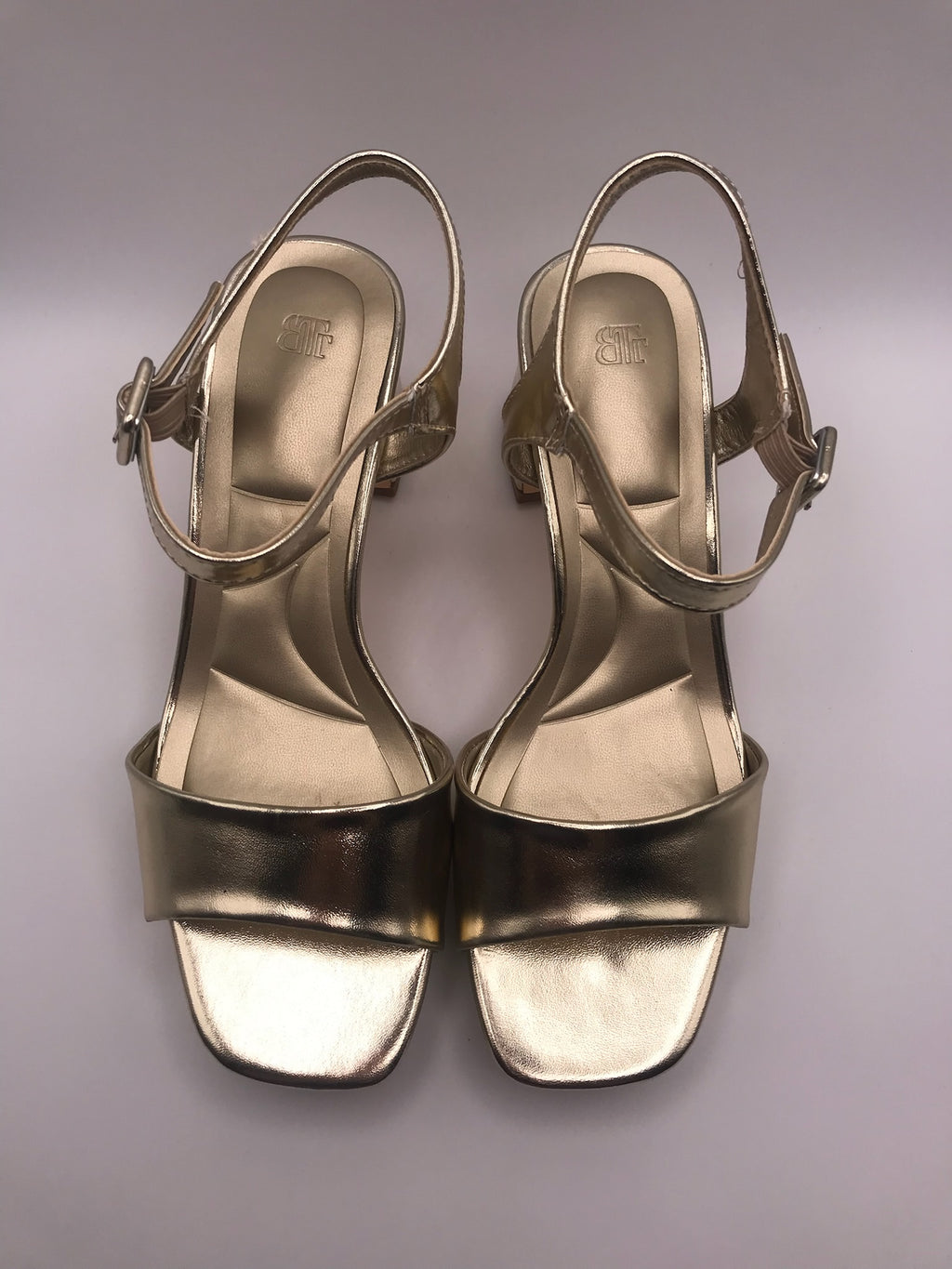 Sandálias de Salto Médio em Dourado Metalizado Buonarotti; Calçado Feminino com Plataforma e Tira no Tornozelo; Sapatos de Festa Elegantes e Confortáveis; Sandália Social para Cerimónias e Eventos em Portugal