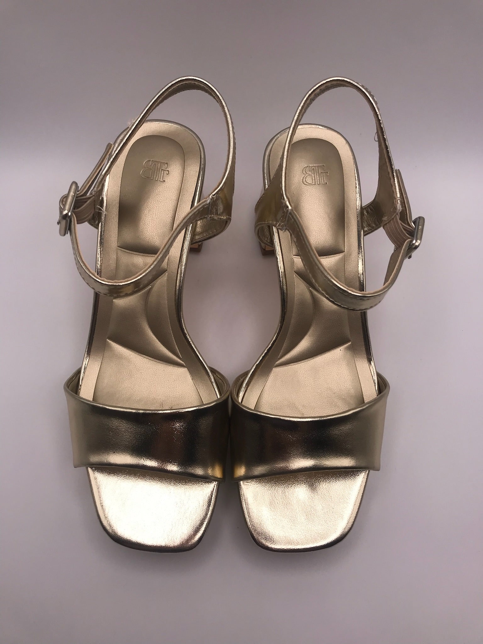 Sandálias de Salto Médio em Dourado Metalizado Buonarotti; Calçado Feminino com Plataforma e Tira no Tornozelo; Sapatos de Festa Elegantes e Confortáveis; Sandália Social para Cerimónias e Eventos em Portugal