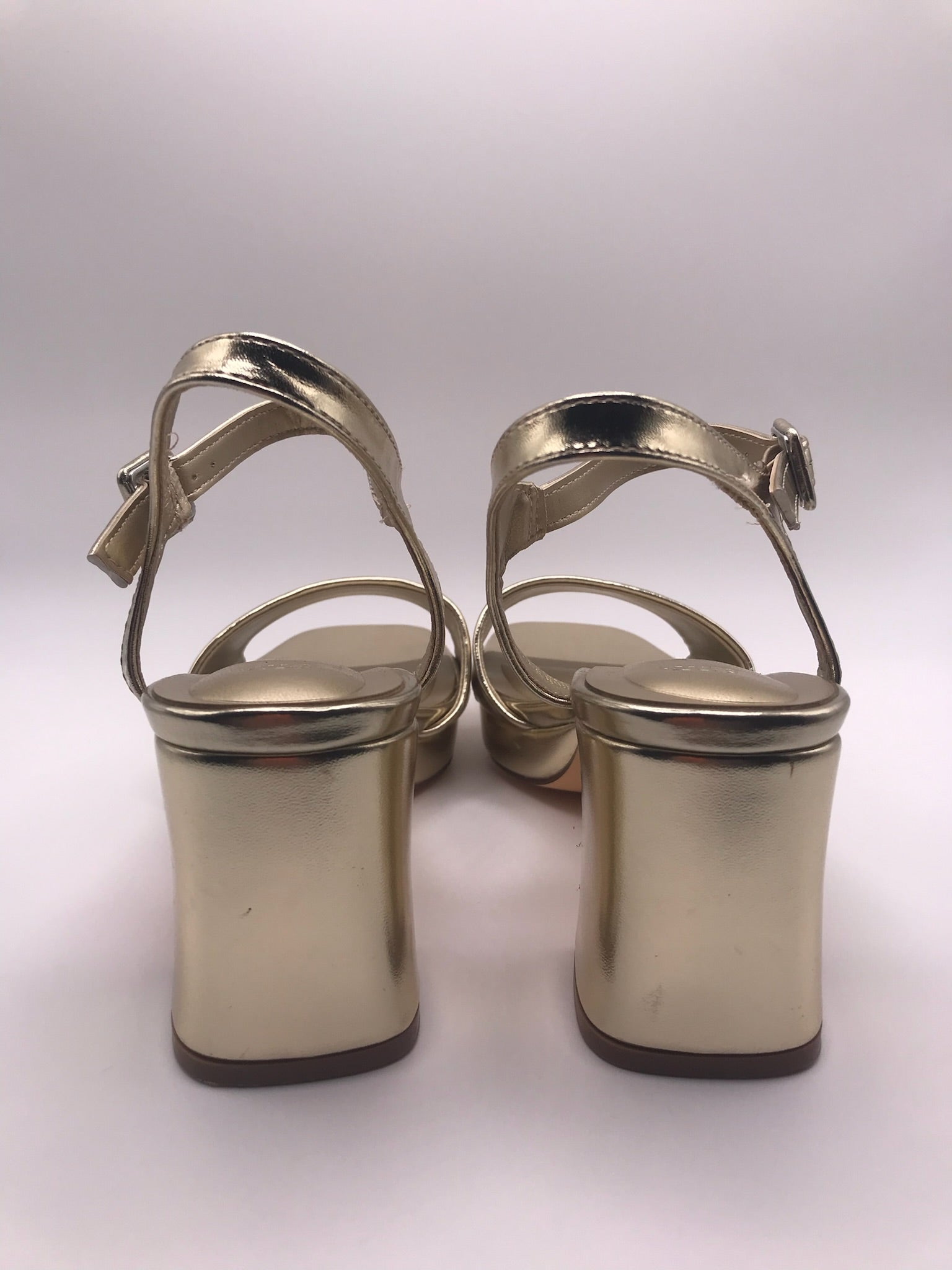 Sandálias de Salto Médio em Dourado Metalizado Buonarotti; Calçado Feminino com Plataforma e Tira no Tornozelo; Sapatos de Festa Elegantes e Confortáveis; Sandália Social para Cerimónias e Eventos em Portugal