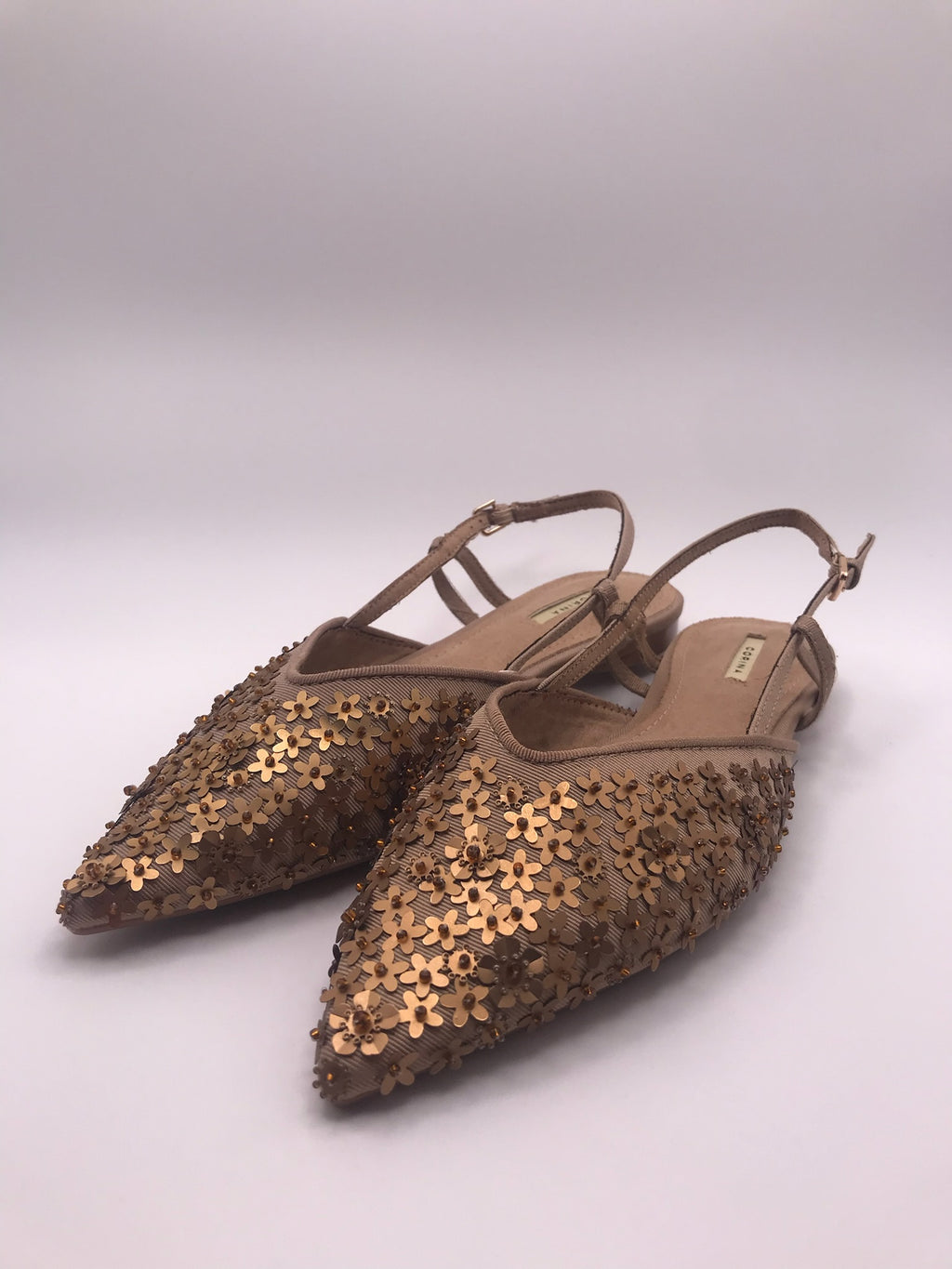 Sandálias Rasas Femininas Corina Com Brilho E Pedraria Flor Slingback Pontiaguda Sapatos Elegantes De Festa Cor Bege Bronze Tiras Ajustáveis Calçado Confortável Senhora
