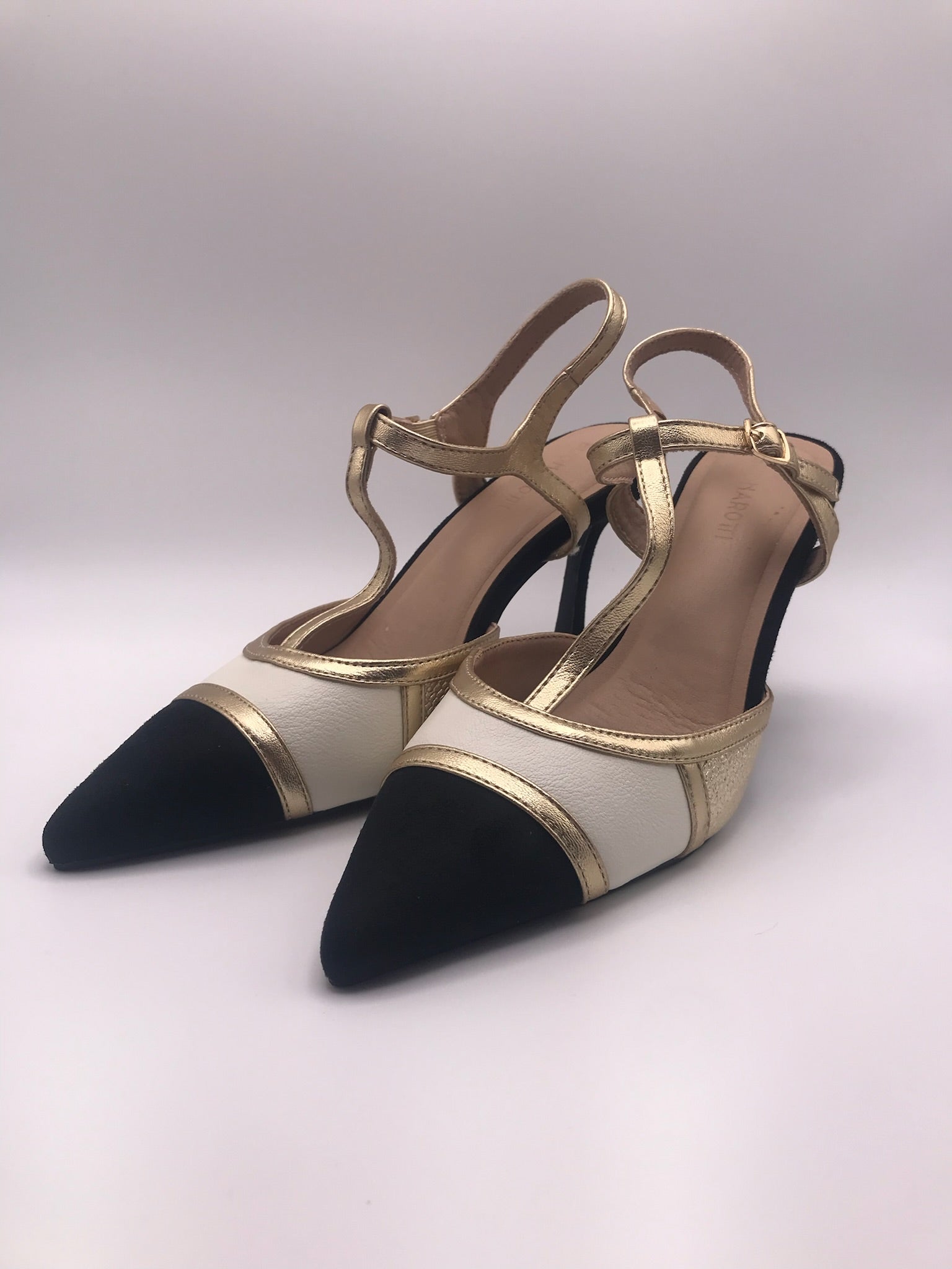 Sapatos de Salto Alto Elegantes Buonarotti com Tira em T, Sandálias de Ponta Fina em Bloco de Cores Preto Branco e Dourado, Calçado de Festa e Cerimónia Feminino Confortável