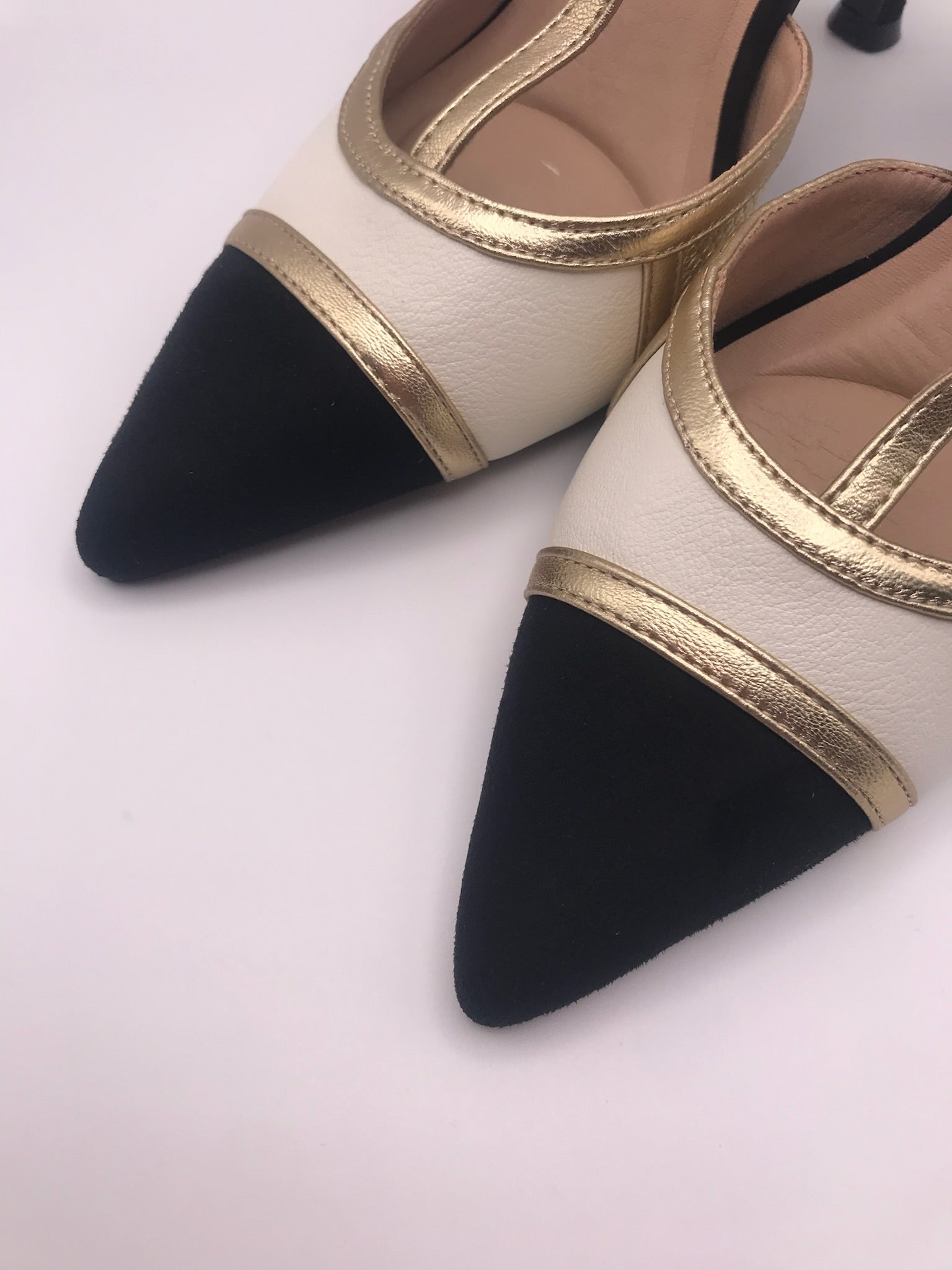 Sapatos de Salto Alto Elegantes Buonarotti com Tira em T, Sandálias de Ponta Fina em Bloco de Cores Preto Branco e Dourado, Calçado de Festa e Cerimónia Feminino Confortável