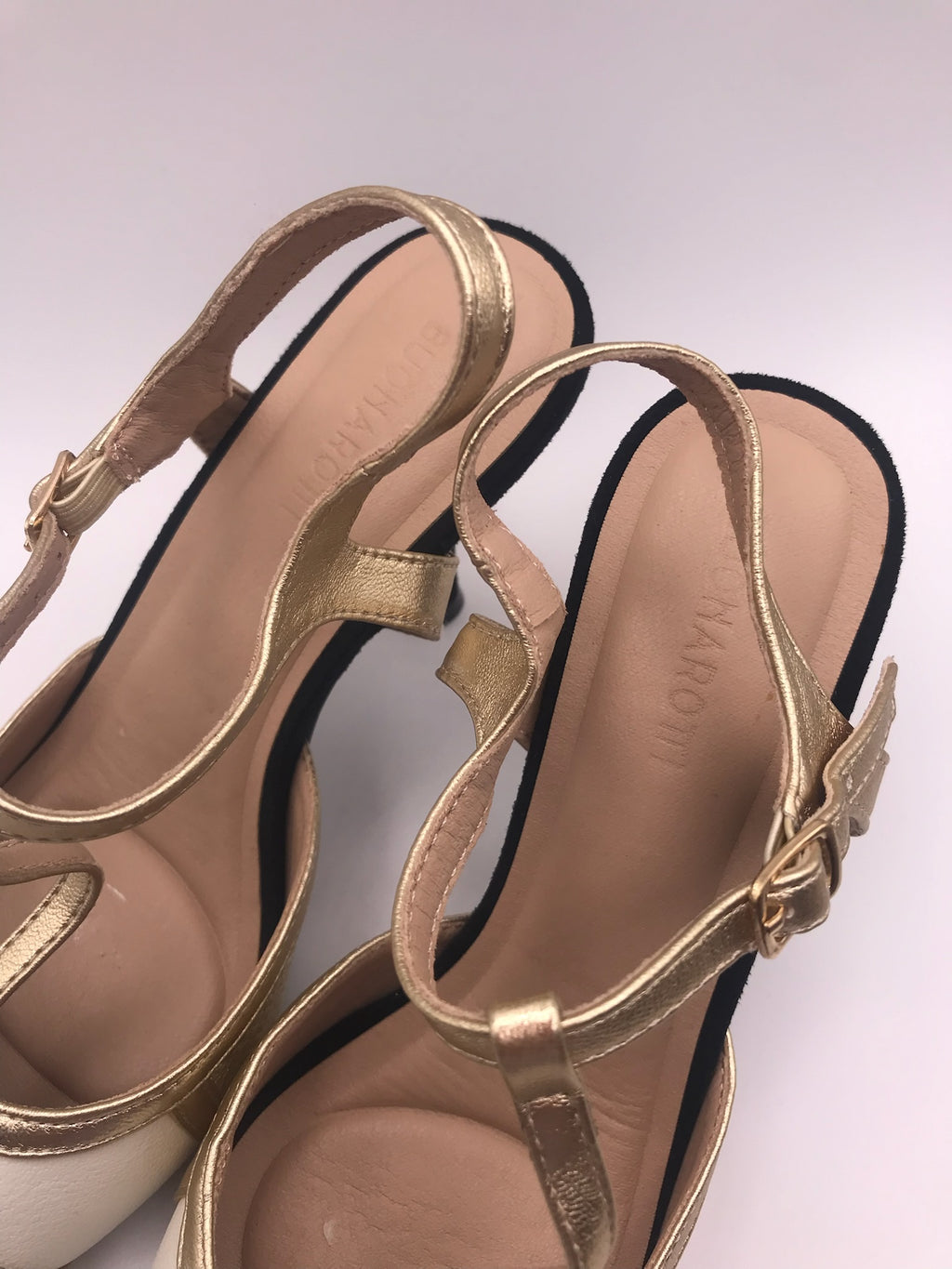 Sapatos de Salto Alto Elegantes Buonarotti com Tira em T, Sandálias de Ponta Fina em Bloco de Cores Preto Branco e Dourado, Calçado de Festa e Cerimónia Feminino Confortável