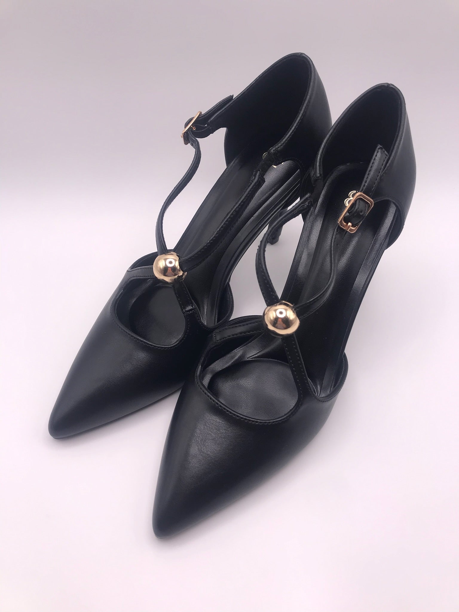 Sapato de Salto Alto Agulha Feminino Elegante Buonarotti, Scarpin de Ponta Fina com Tira Cruzada e Detalhe de Esfera Dourada, Calçado de Festa e Jantar Profissional Confortável em Preto