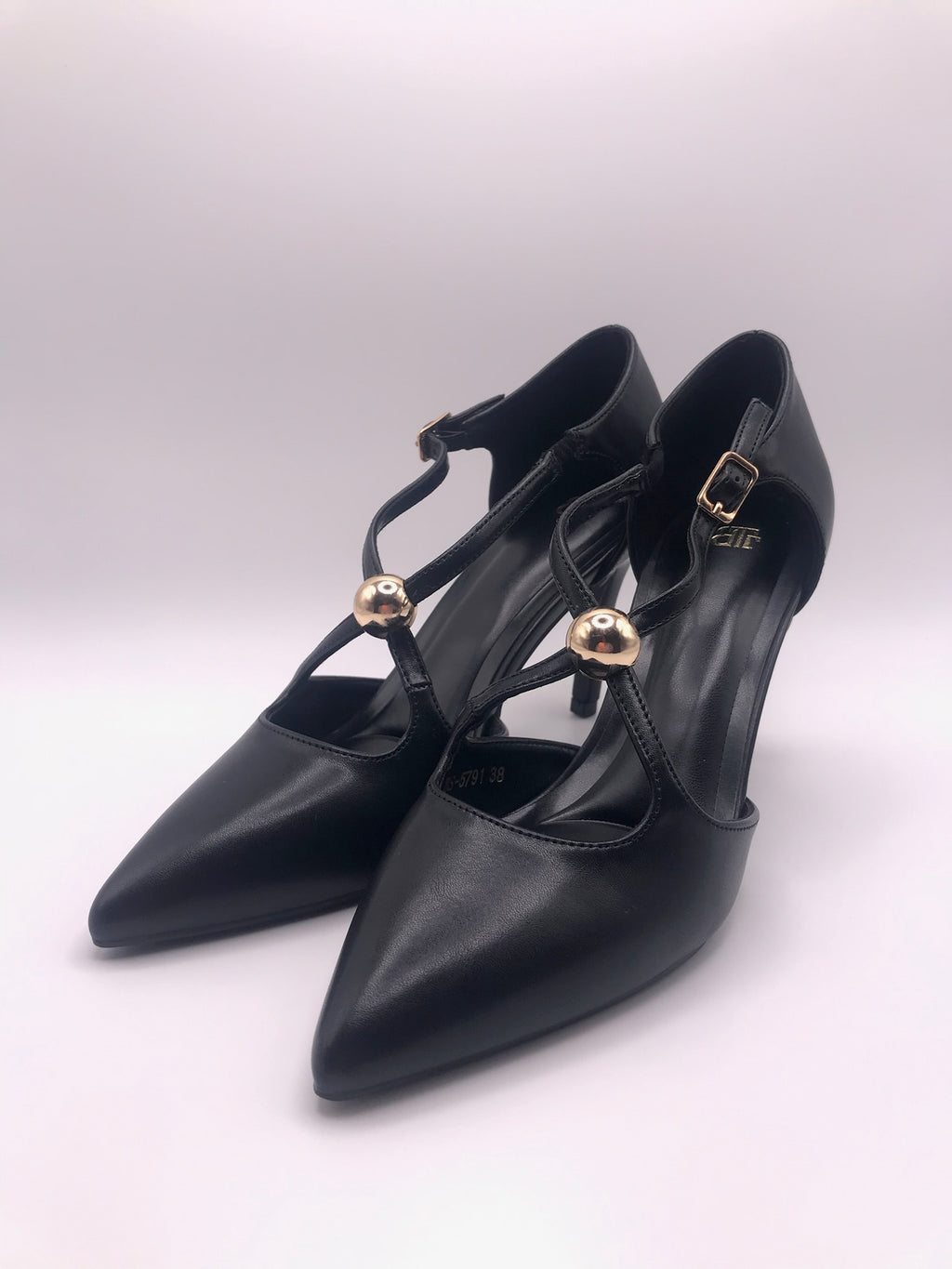 Sapato de Salto Alto Agulha Feminino Elegante Buonarotti, Scarpin de Ponta Fina com Tira Cruzada e Detalhe de Esfera Dourada, Calçado de Festa e Jantar Profissional Confortável em Preto