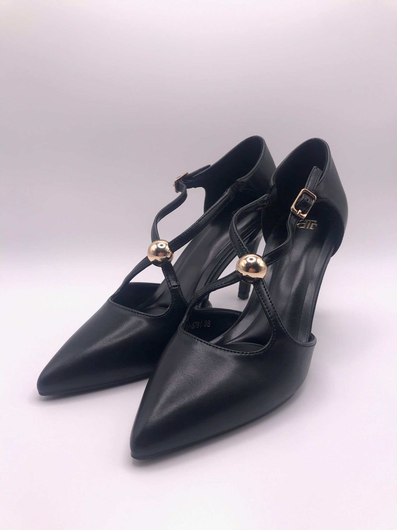 Sapato de Salto Alto Agulha Feminino Elegante Buonarotti, Scarpin de Ponta Fina com Tira Cruzada e Detalhe de Esfera Dourada, Calçado de Festa e Jantar Profissional Confortável em Preto