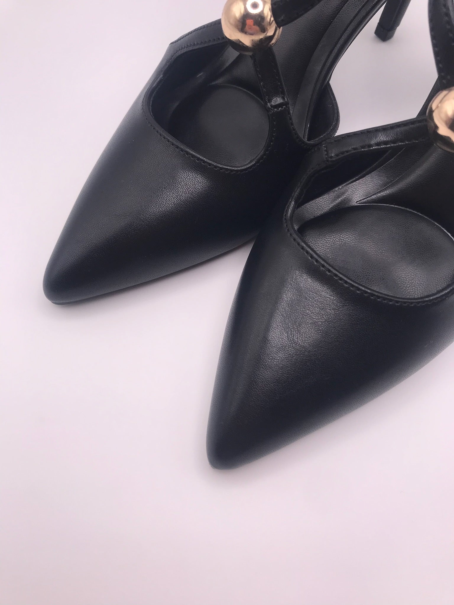 Sapato de Salto Alto Agulha Feminino Elegante Buonarotti, Scarpin de Ponta Fina com Tira Cruzada e Detalhe de Esfera Dourada, Calçado de Festa e Jantar Profissional Confortável em Preto