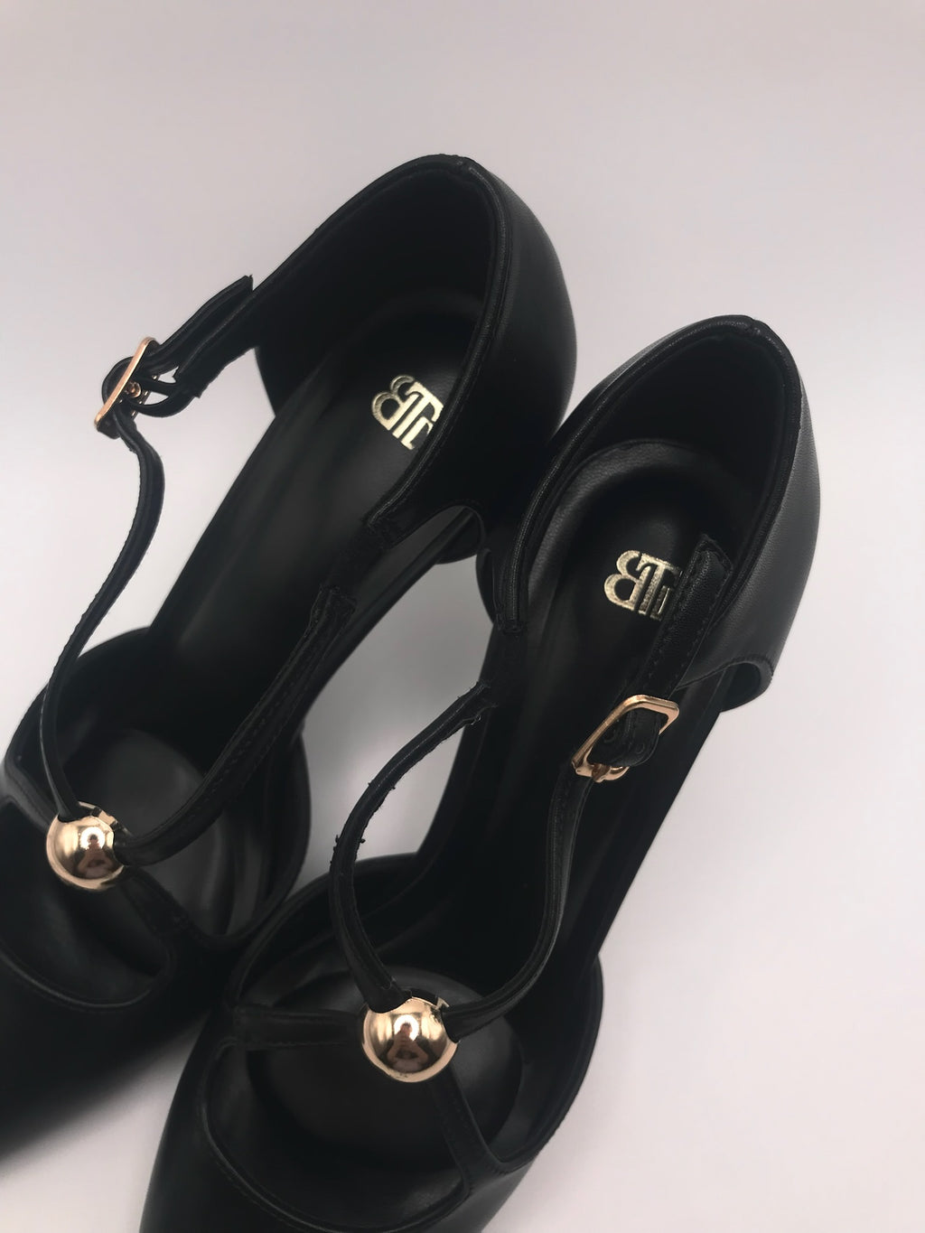 Sapato de Salto Alto Agulha Feminino Elegante Buonarotti, Scarpin de Ponta Fina com Tira Cruzada e Detalhe de Esfera Dourada, Calçado de Festa e Jantar Profissional Confortável em Preto