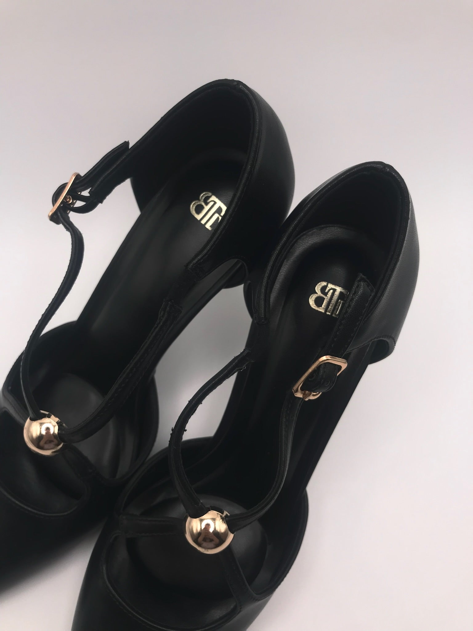 Sapato de Salto Alto Agulha Feminino Elegante Buonarotti, Scarpin de Ponta Fina com Tira Cruzada e Detalhe de Esfera Dourada, Calçado de Festa e Jantar Profissional Confortável em Preto
