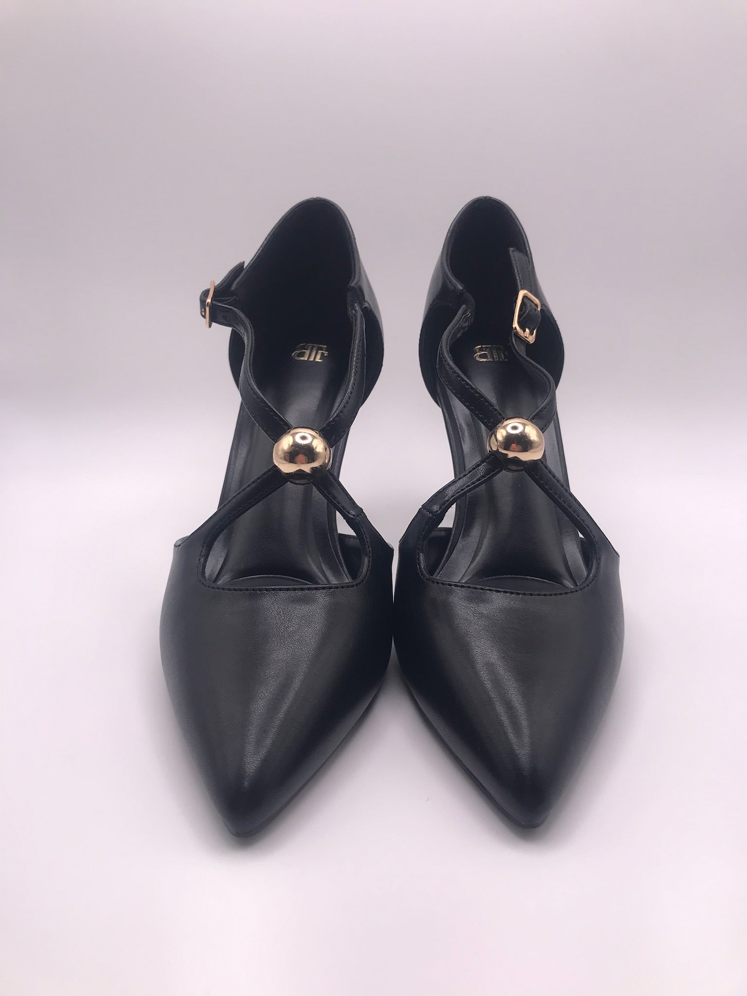 Sapato de Salto Alto Agulha Feminino Elegante Buonarotti, Scarpin de Ponta Fina com Tira Cruzada e Detalhe de Esfera Dourada, Calçado de Festa e Jantar Profissional Confortável em Preto