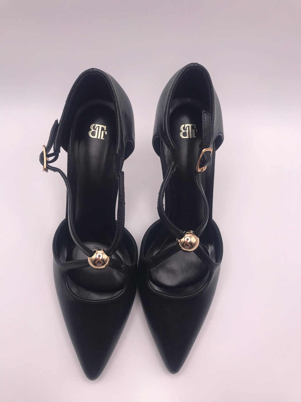 Sapato de Salto Alto Agulha Feminino Elegante Buonarotti, Scarpin de Ponta Fina com Tira Cruzada e Detalhe de Esfera Dourada, Calçado de Festa e Jantar Profissional Confortável em Preto