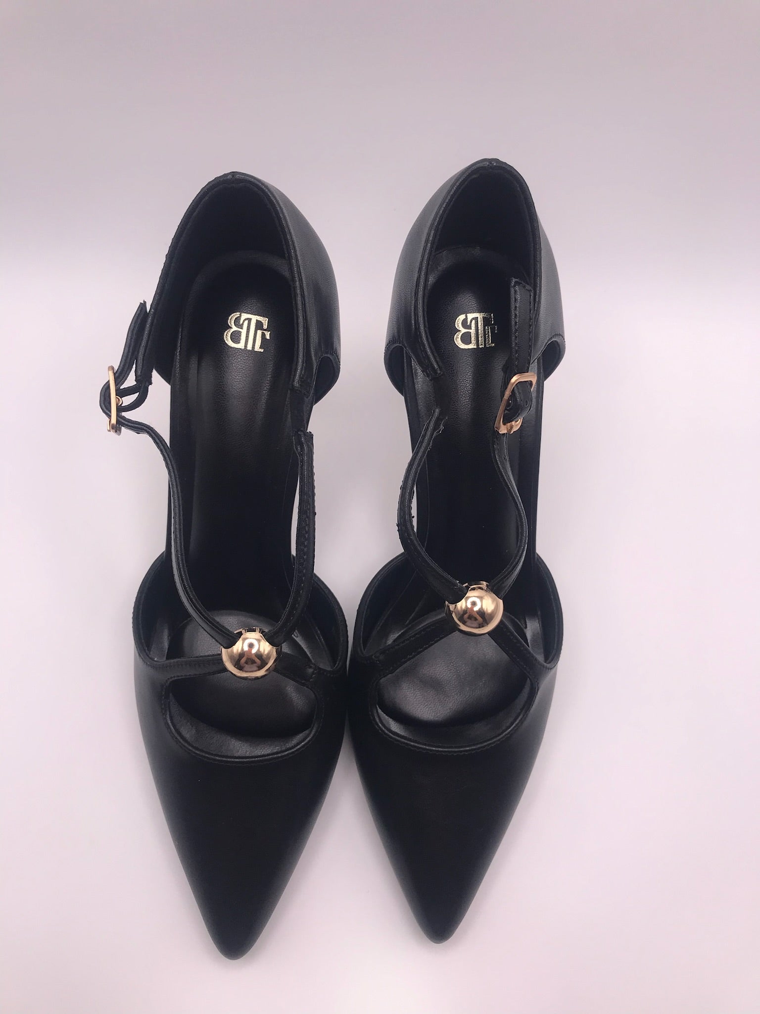 Sapato de Salto Alto Agulha Feminino Elegante Buonarotti, Scarpin de Ponta Fina com Tira Cruzada e Detalhe de Esfera Dourada, Calçado de Festa e Jantar Profissional Confortável em Preto