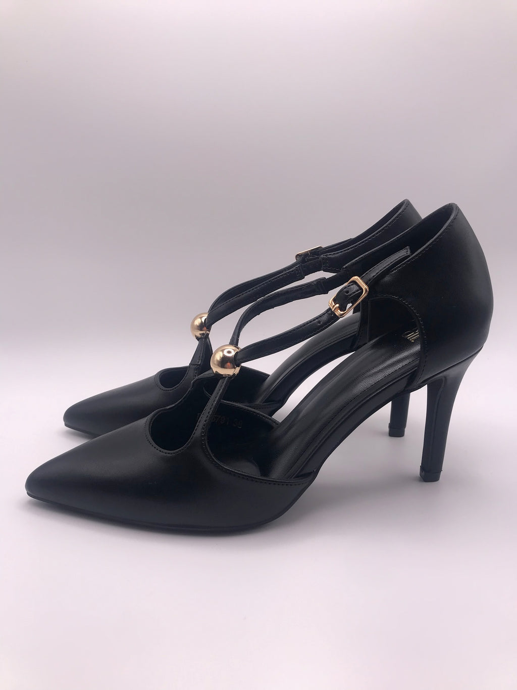 Sapato de Salto Alto Agulha Feminino Elegante Buonarotti, Scarpin de Ponta Fina com Tira Cruzada e Detalhe de Esfera Dourada, Calçado de Festa e Jantar Profissional Confortável em Preto