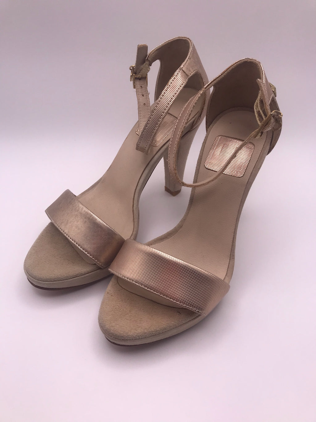 Sandália de Salto Alto Macadi com Pulseira no Tornozelo; Formato Clássico em Tom Nude Rosé Metalizado; Calçado Feminino Elegante para Festas e Eventos