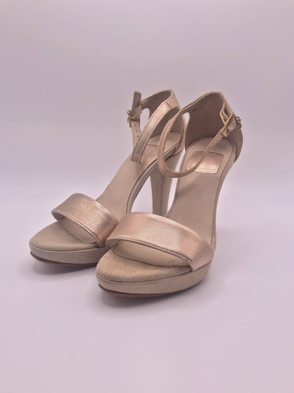 Sandália de Salto Alto Macadi com Pulseira no Tornozelo; Formato Clássico em Tom Nude Rosé Metalizado; Calçado Feminino Elegante para Festas e Eventos