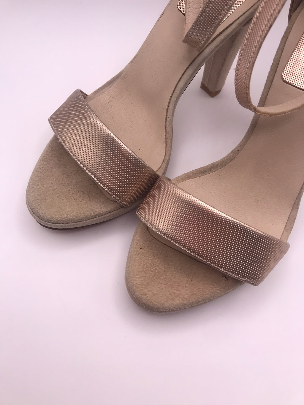 Sandália de Salto Alto Macadi com Pulseira no Tornozelo; Formato Clássico em Tom Nude Rosé Metalizado; Calçado Feminino Elegante para Festas e Eventos