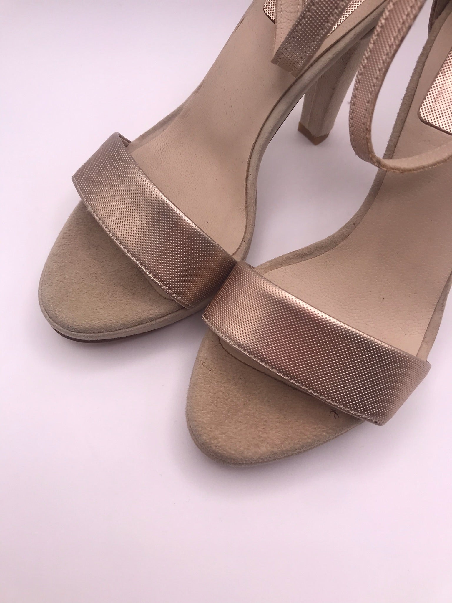 Sandália de Salto Alto Macadi com Pulseira no Tornozelo; Formato Clássico em Tom Nude Rosé Metalizado; Calçado Feminino Elegante para Festas e Eventos