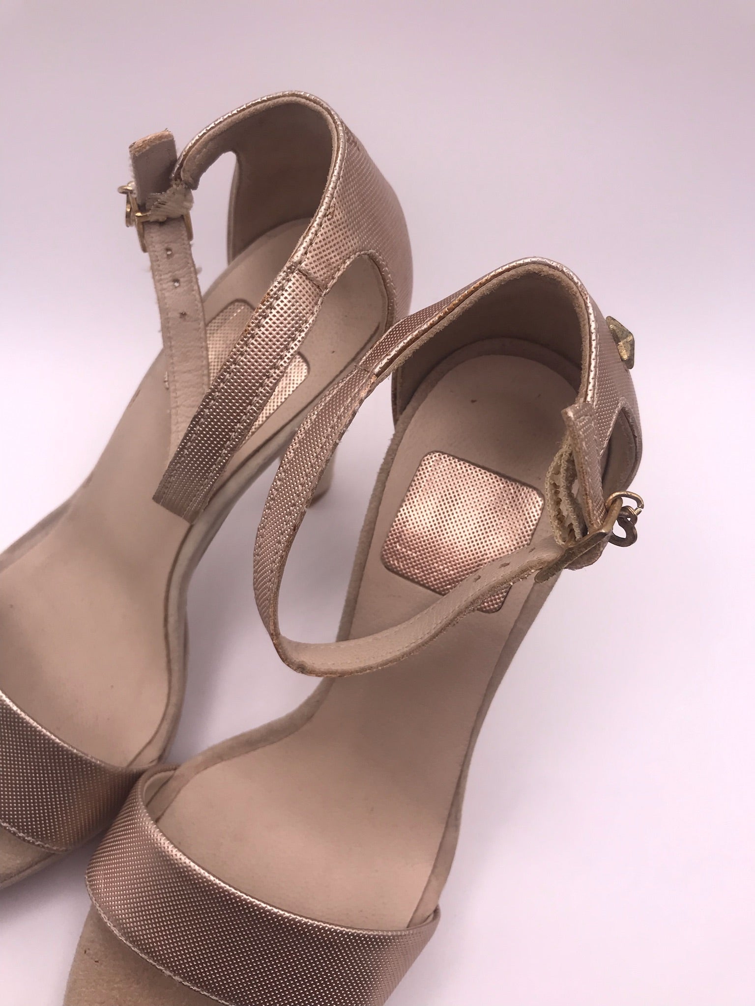 Sandália de Salto Alto Macadi com Pulseira no Tornozelo; Formato Clássico em Tom Nude Rosé Metalizado; Calçado Feminino Elegante para Festas e Eventos
