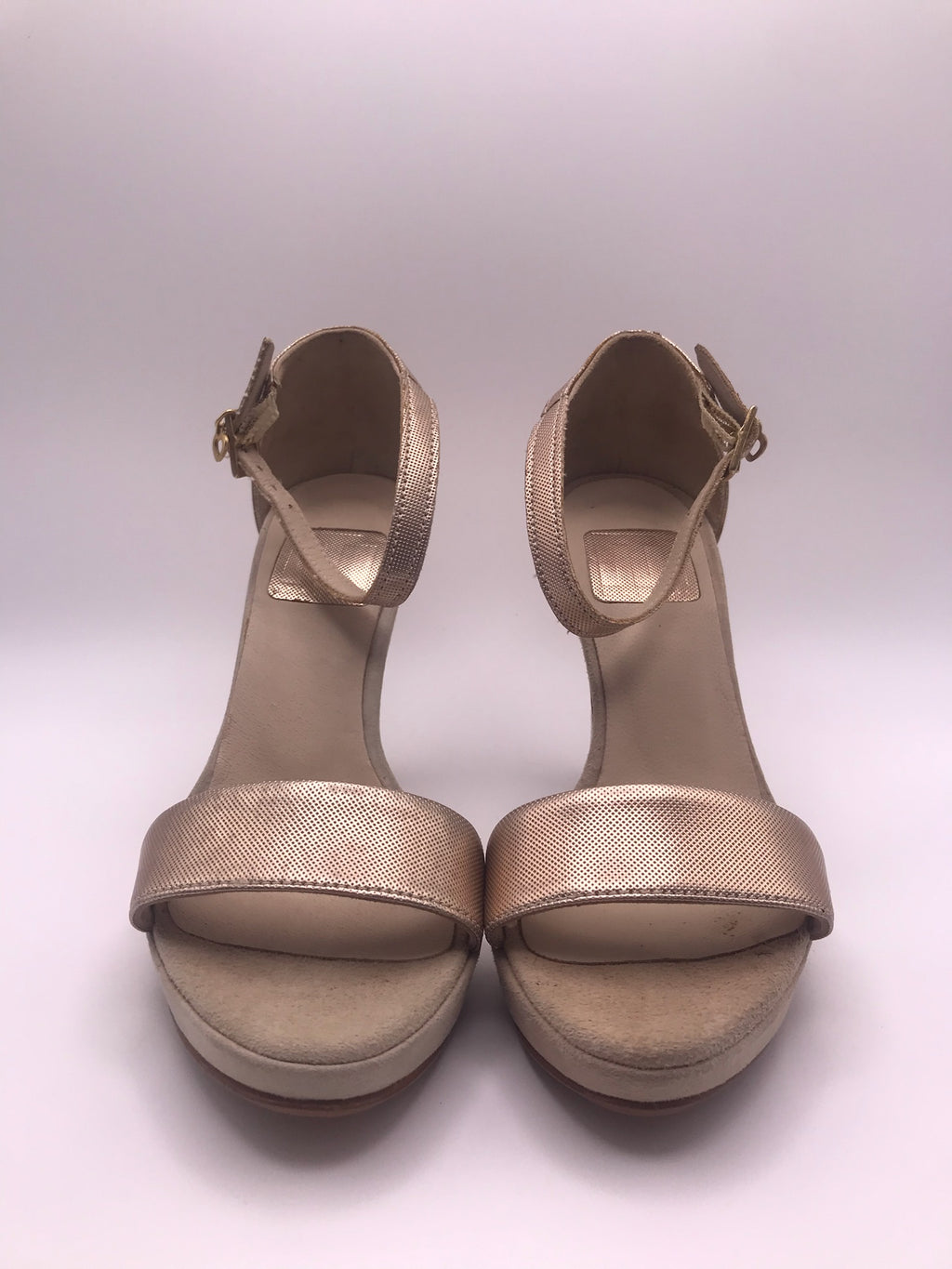 Sandália de Salto Alto Macadi com Pulseira no Tornozelo; Formato Clássico em Tom Nude Rosé Metalizado; Calçado Feminino Elegante para Festas e Eventos